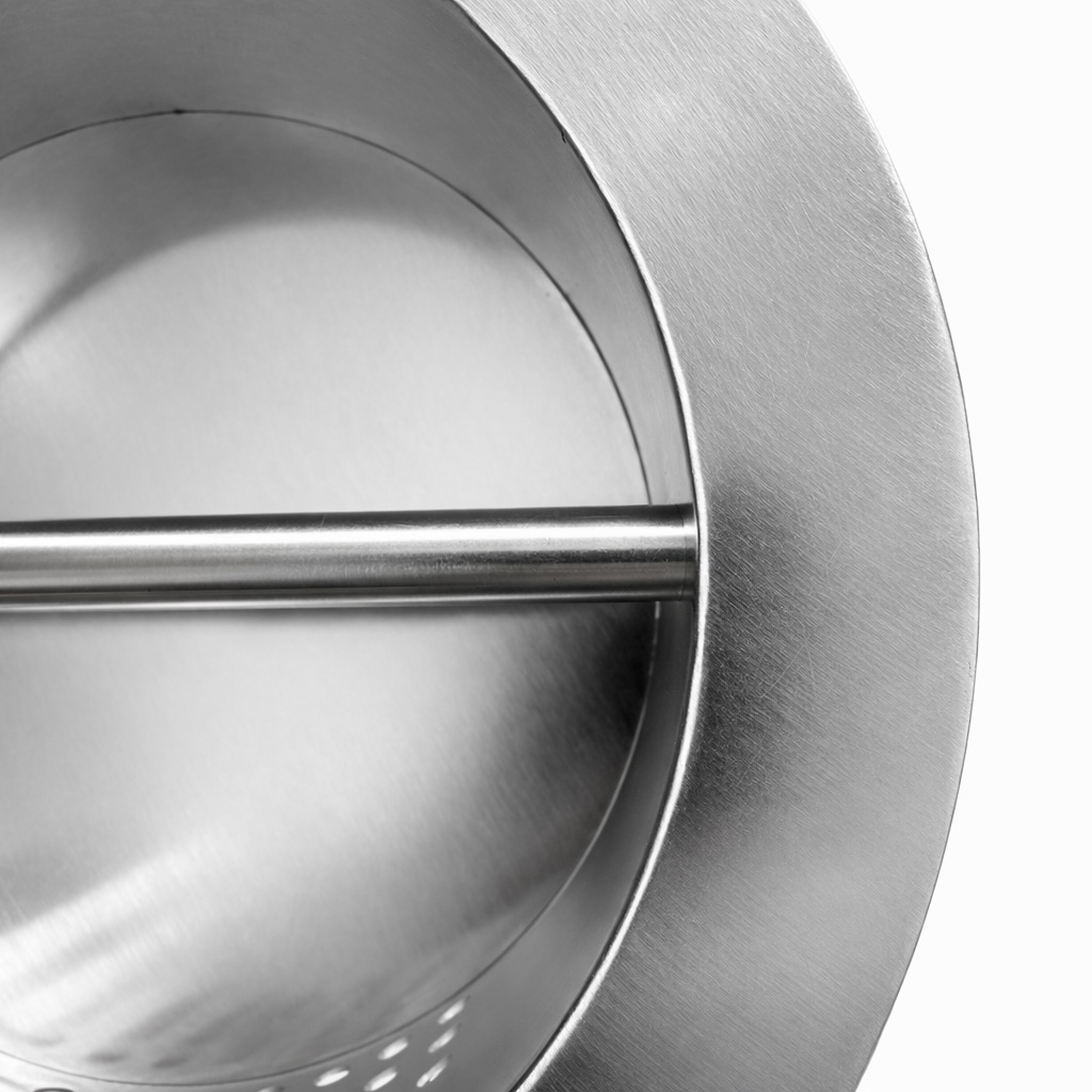 Einblick in einen runden, gebürsteten Metallbehälter mit einem Querstab.