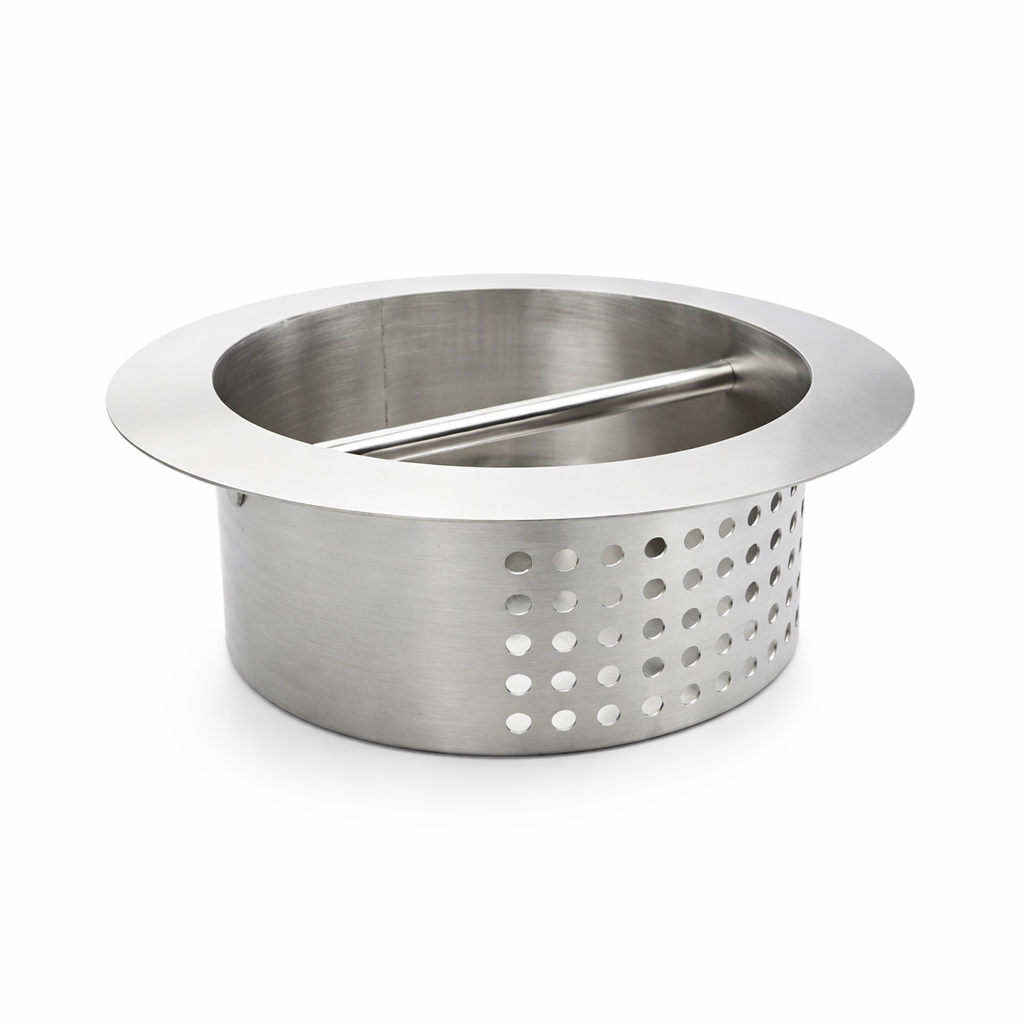 Ein runder Metallkorb mit Perforationen und einem Mittelsteg.