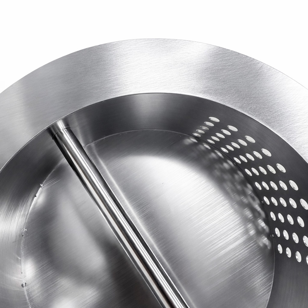 Innenansicht eines silbernen Metallbehälters mit polierter Oberfläche und Perforationen.