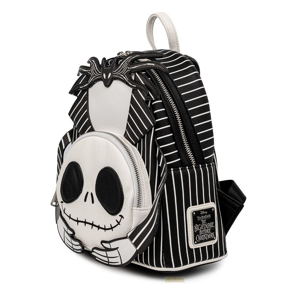 Ein Rucksack mit Jack Skellingtons Gesicht und gestreiftem Anzug-Design.