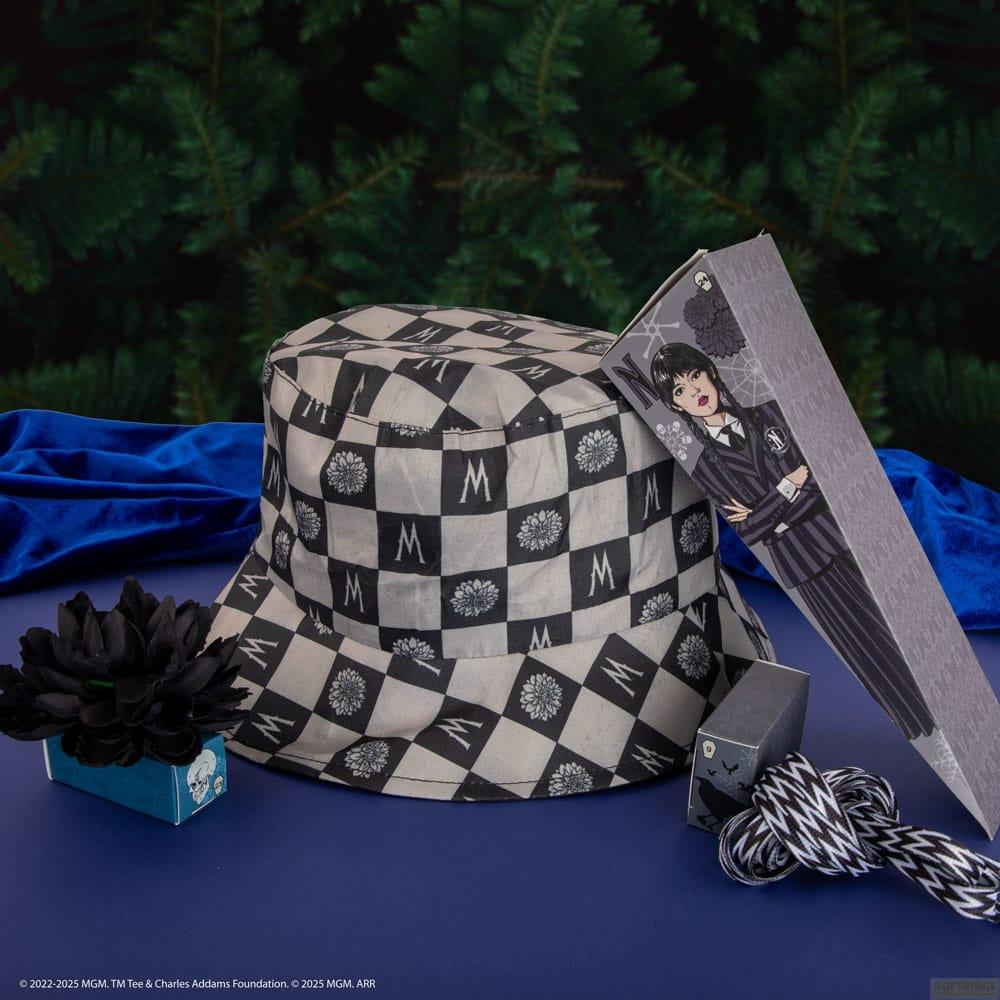 Ein karierter Eimerhut mit Mittweida-Motiv, eine Schachtel mit Mittweida-Figur und ein schwarzer Blumen.