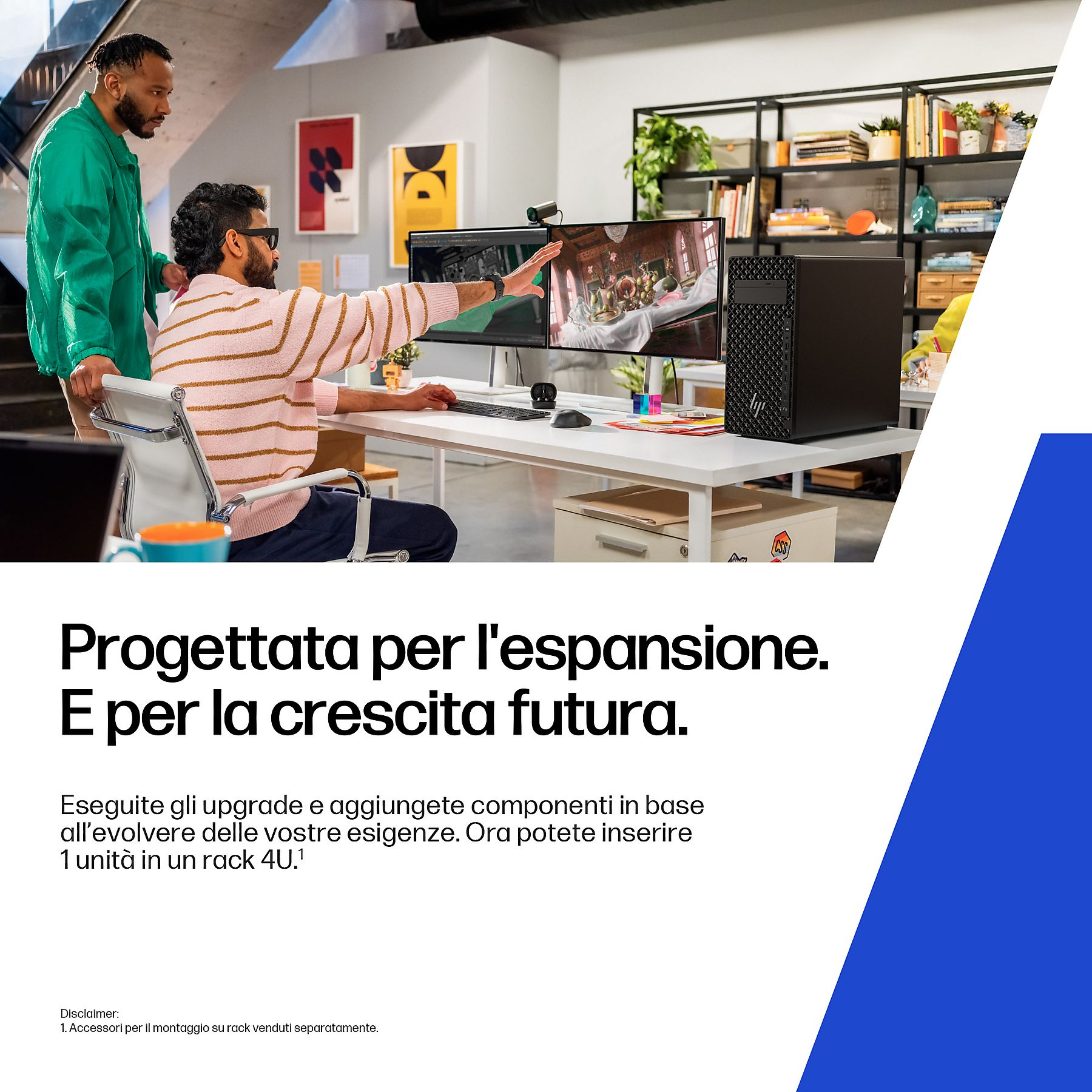 Due uomini lavorano a una scrivania con doppio monitor e PC.