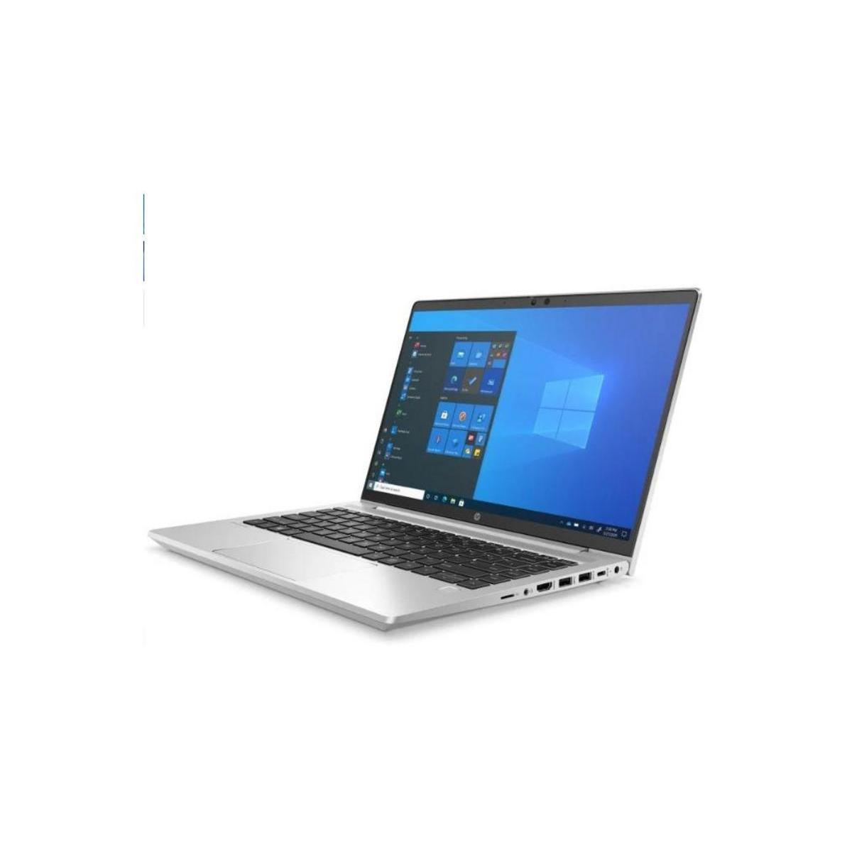 Un portátil plateado con la pantalla abierta, mostrando el menú de inicio de Windows.