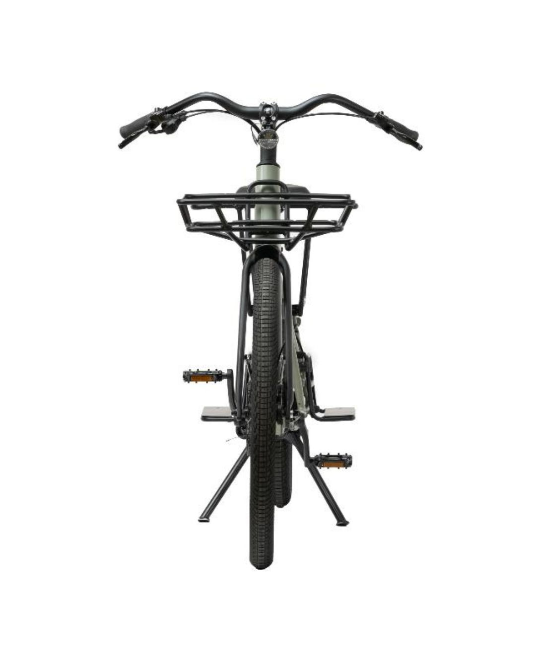 Una bicicletta nera con cestino anteriore su sfondo bianco.
