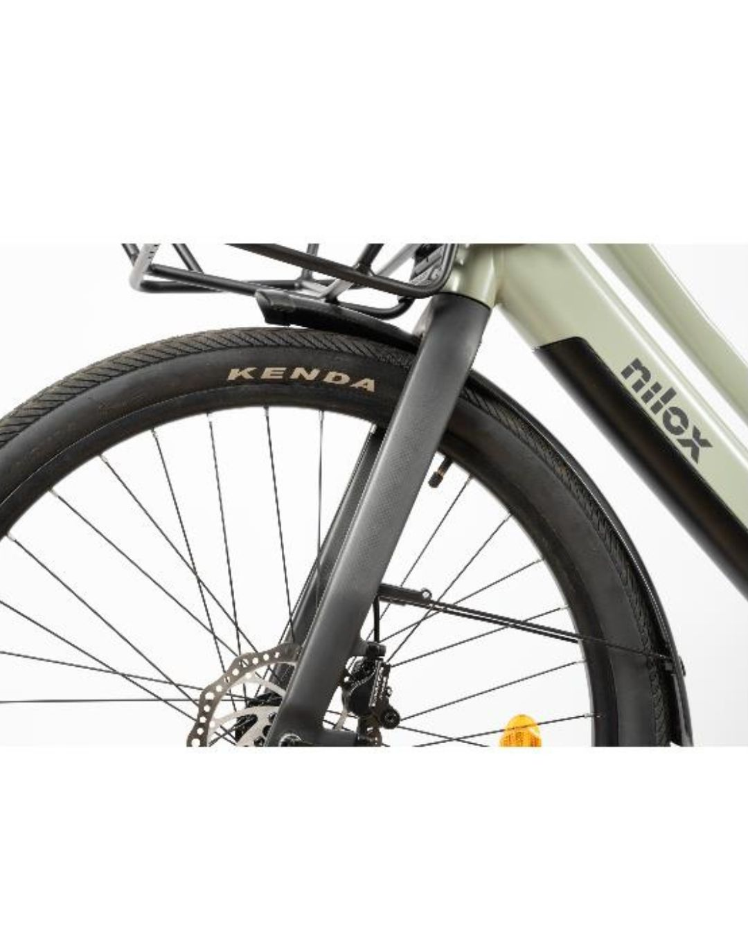 Vista frontale di una bicicletta con pneumatico Kenda e logo Nilox.