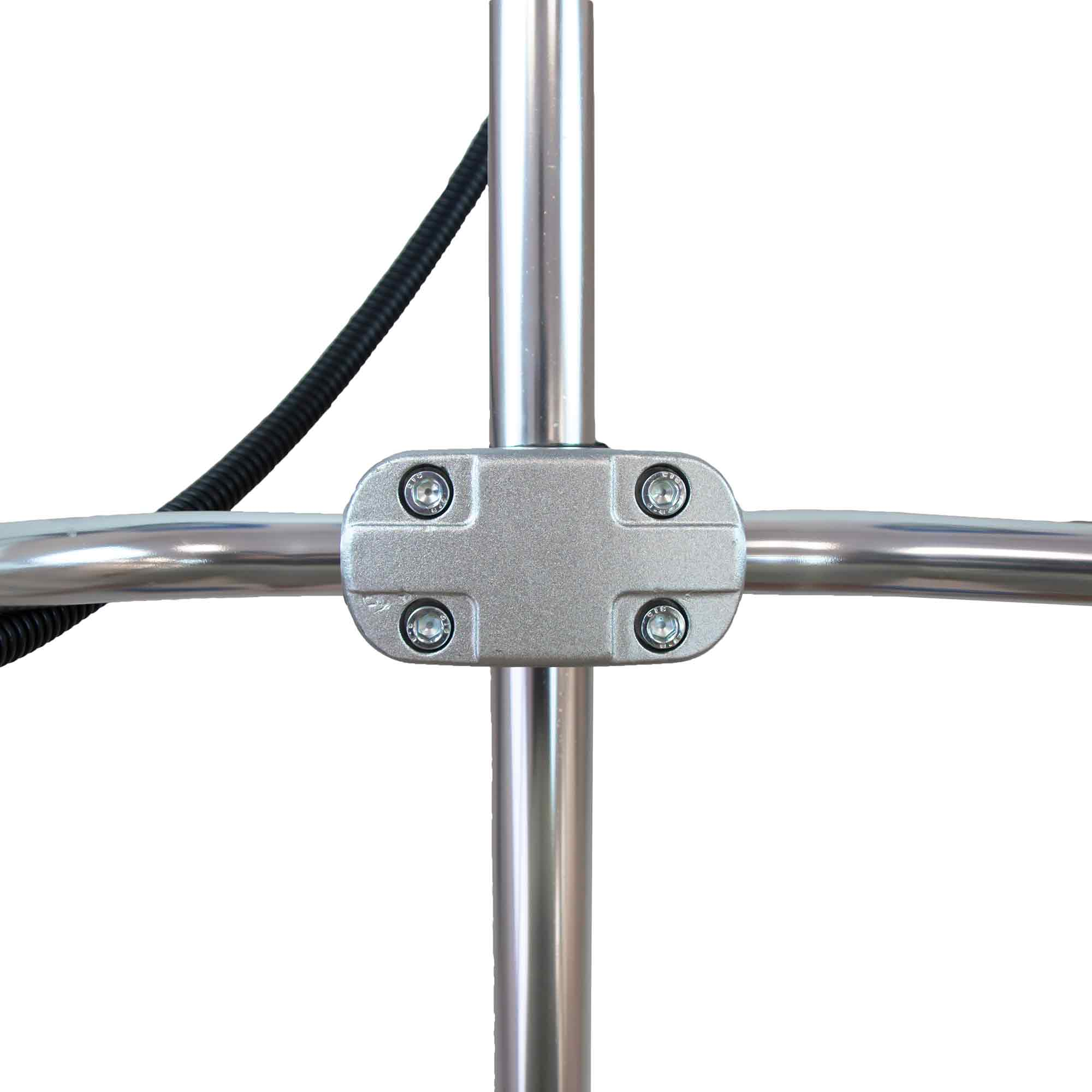 Primer plano de un tubo plateado con conector metálico de cuatro orificios y cable negro.