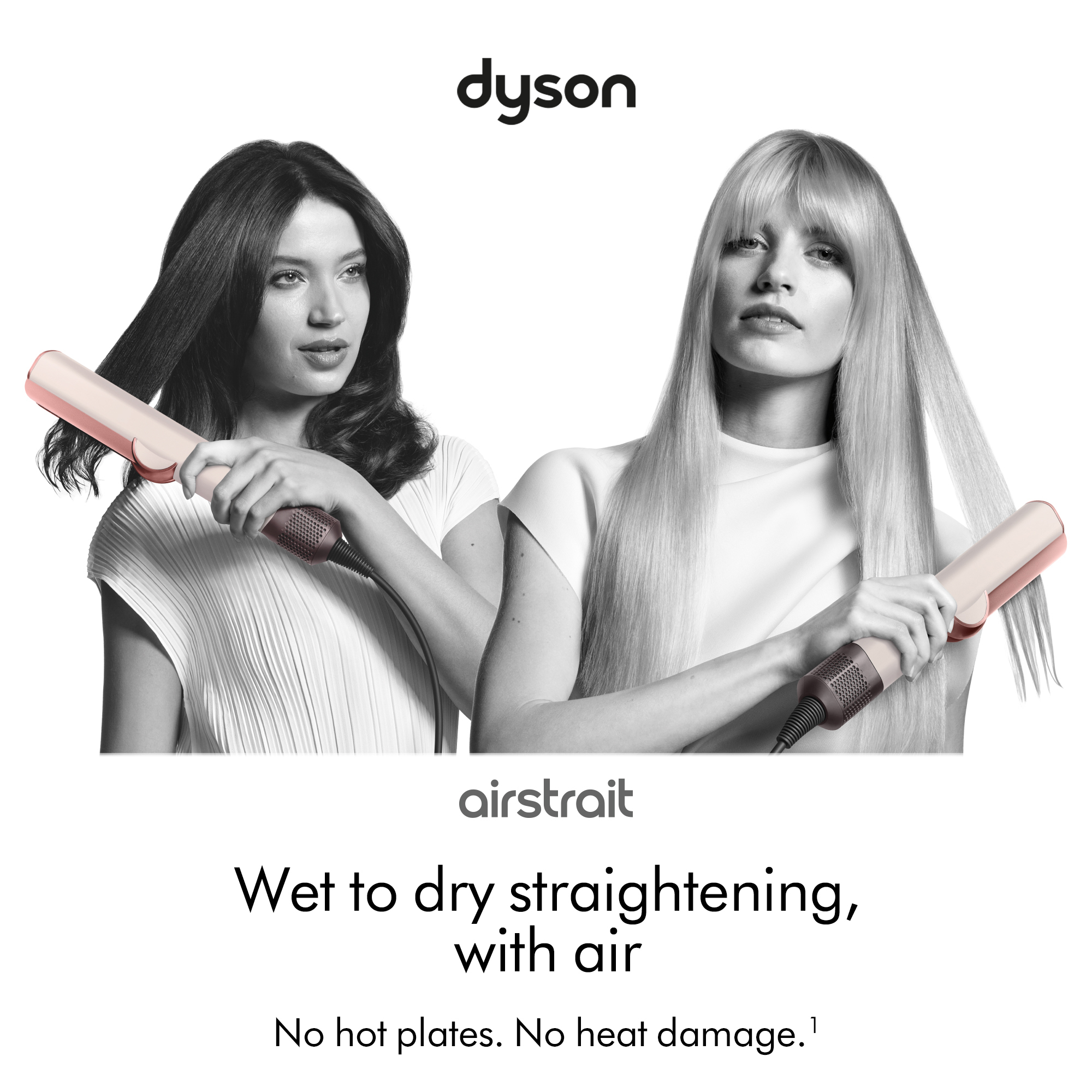 İki kadın Dyson Airstrait ile saçlarını düzleştiriyor. Siyah beyaz.