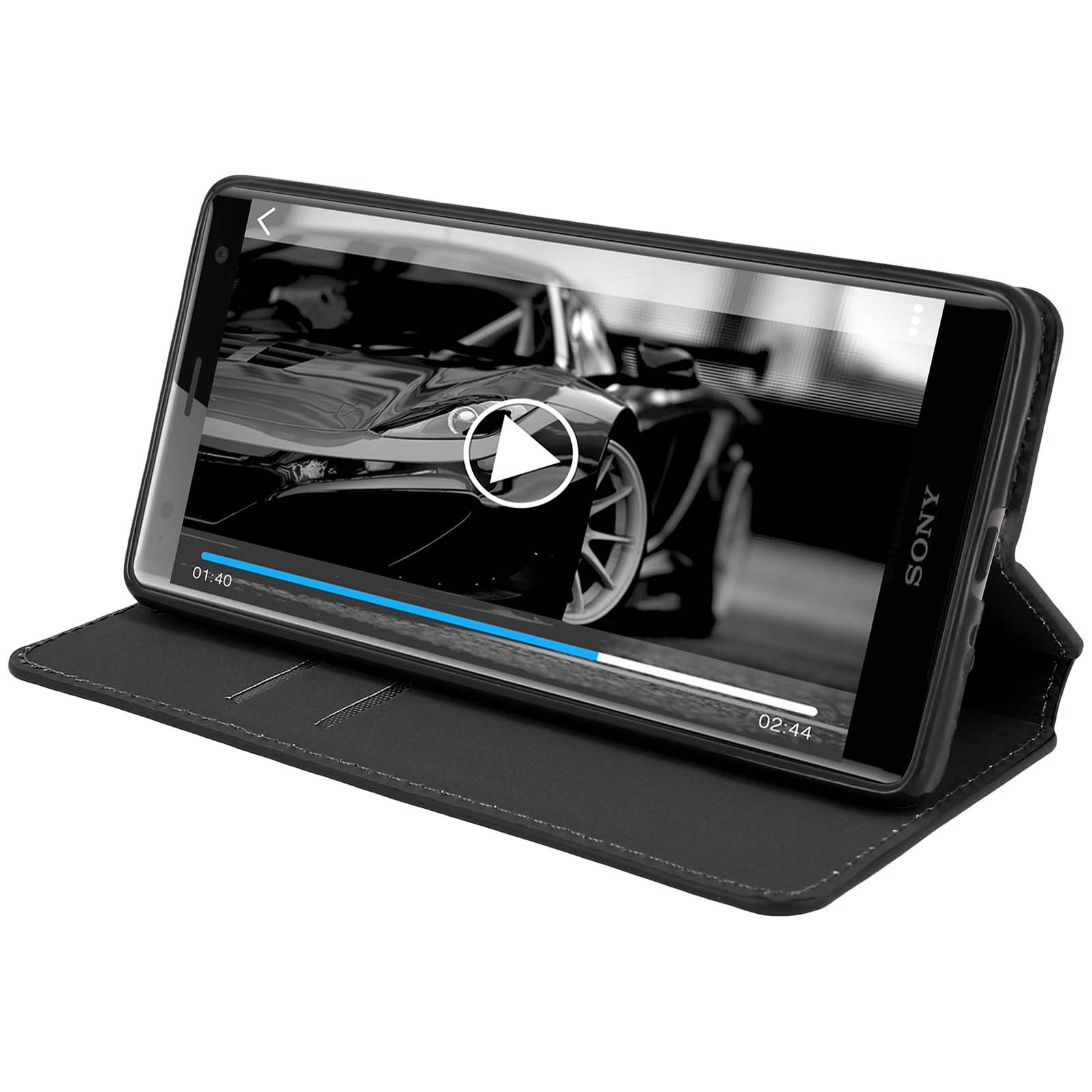 Uno smartphone in custodia di pelle nera mostra un video di un'auto.