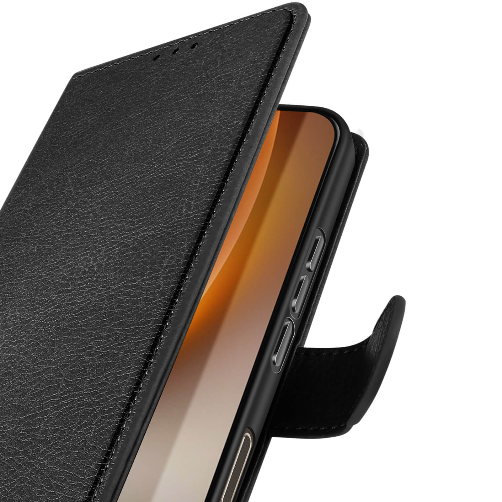Schwarzes Lederetui für ein Smartphone mit offenem Deckel, Nahaufnahme.