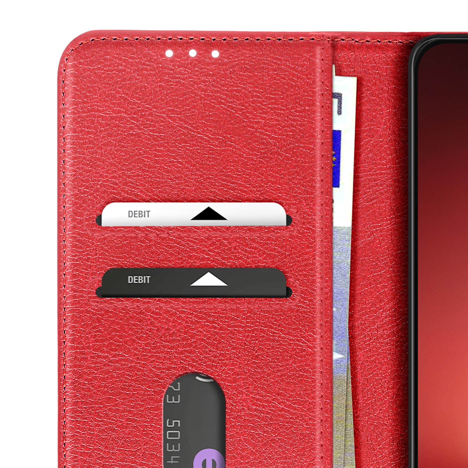 Portafoglio rosso con fessure per carte, una carta di debito e banconote.