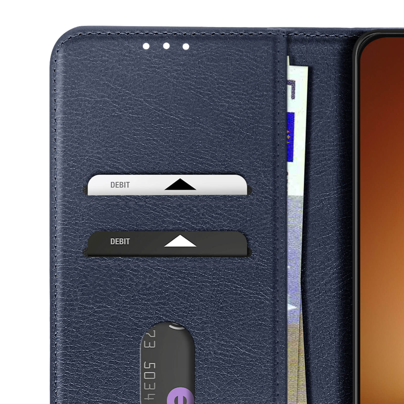 Dunkelblaues Leder-Flip-Case mit Kartenfächern, einer Banknote und einem Smartphone.