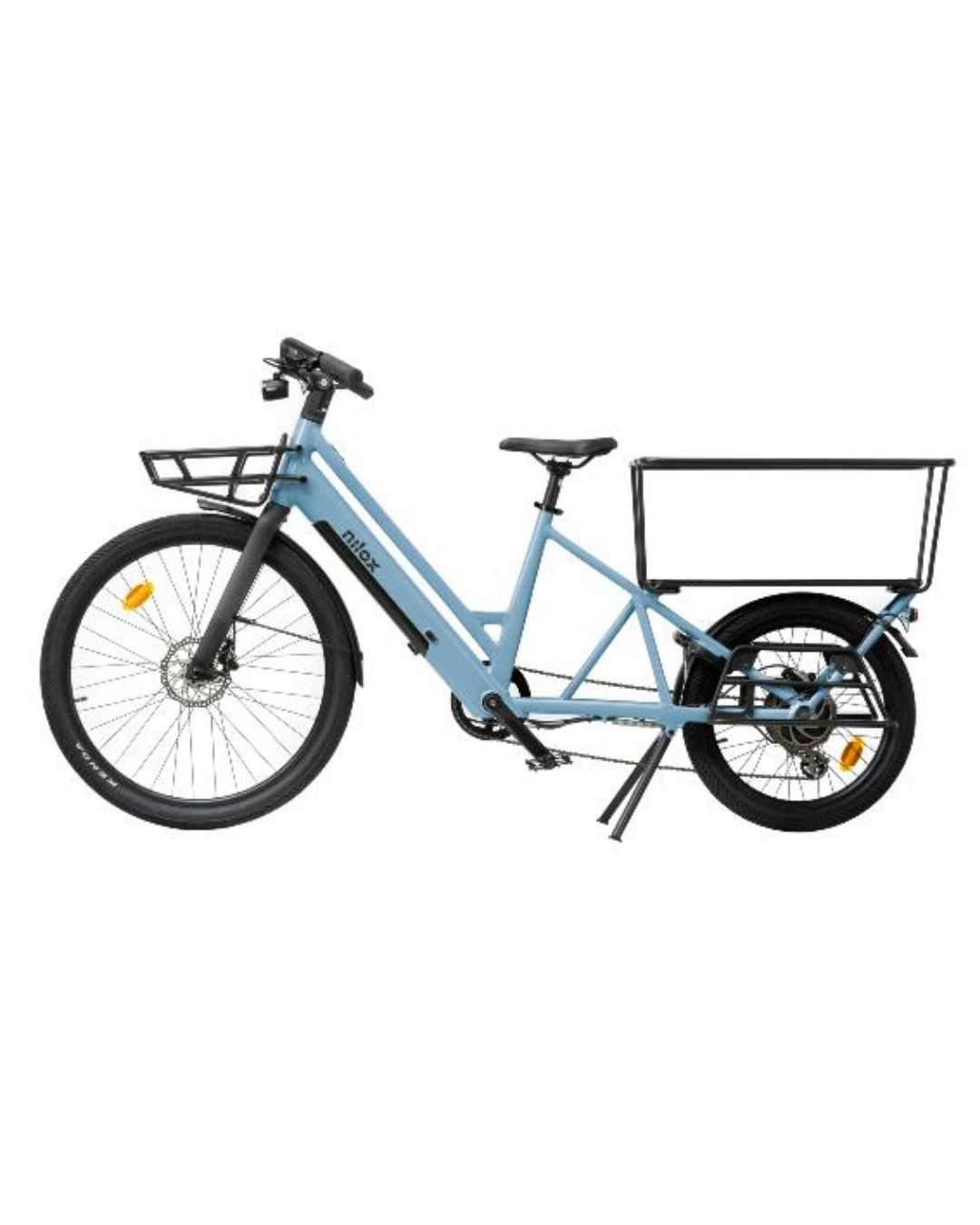 Bicicletta da carico blu chiaro con cestini anteriori e posteriori su sfondo bianco.