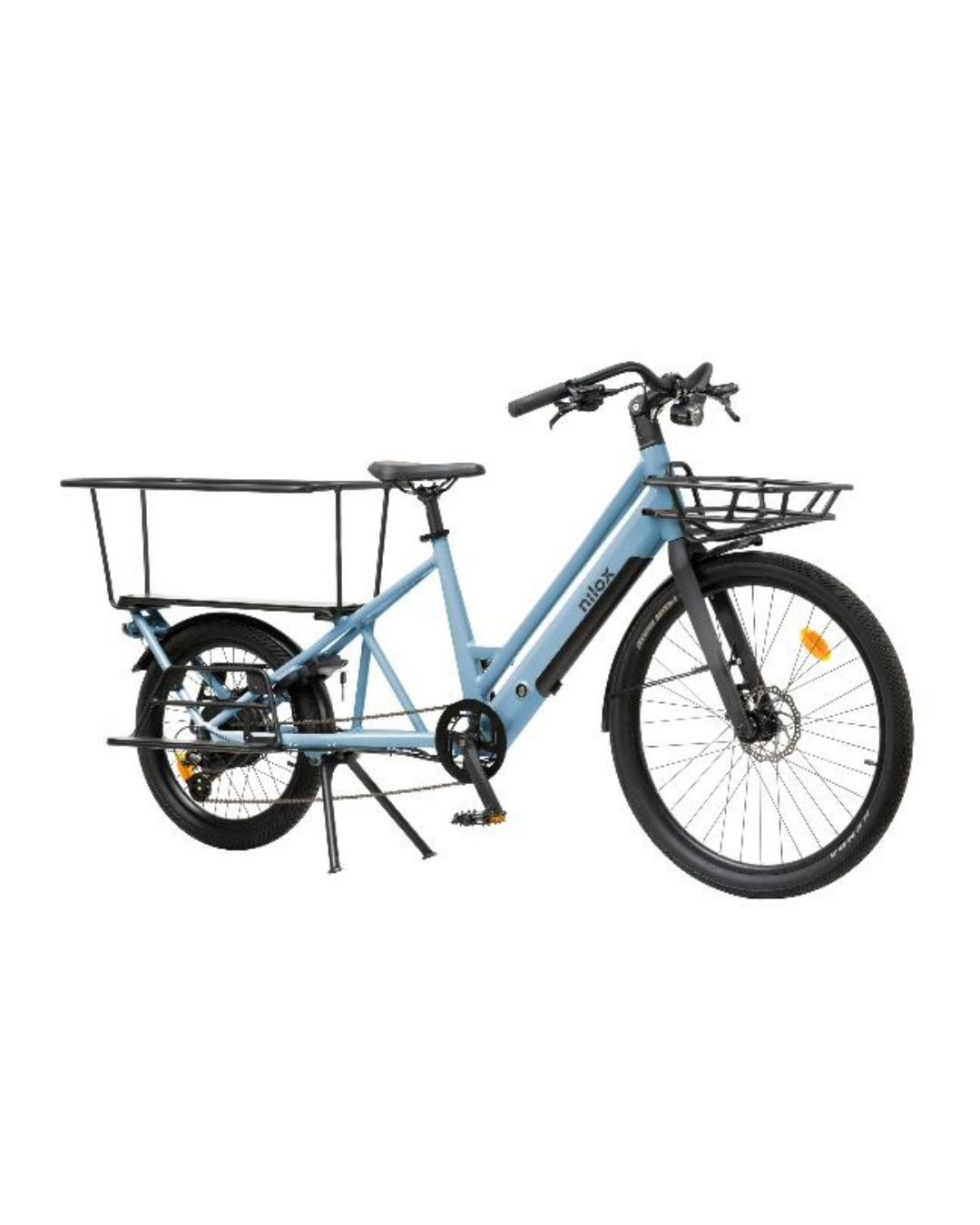 Una bicicletta da carico blu chiaro con portapacchi anteriore e posteriore su sfondo bianco.