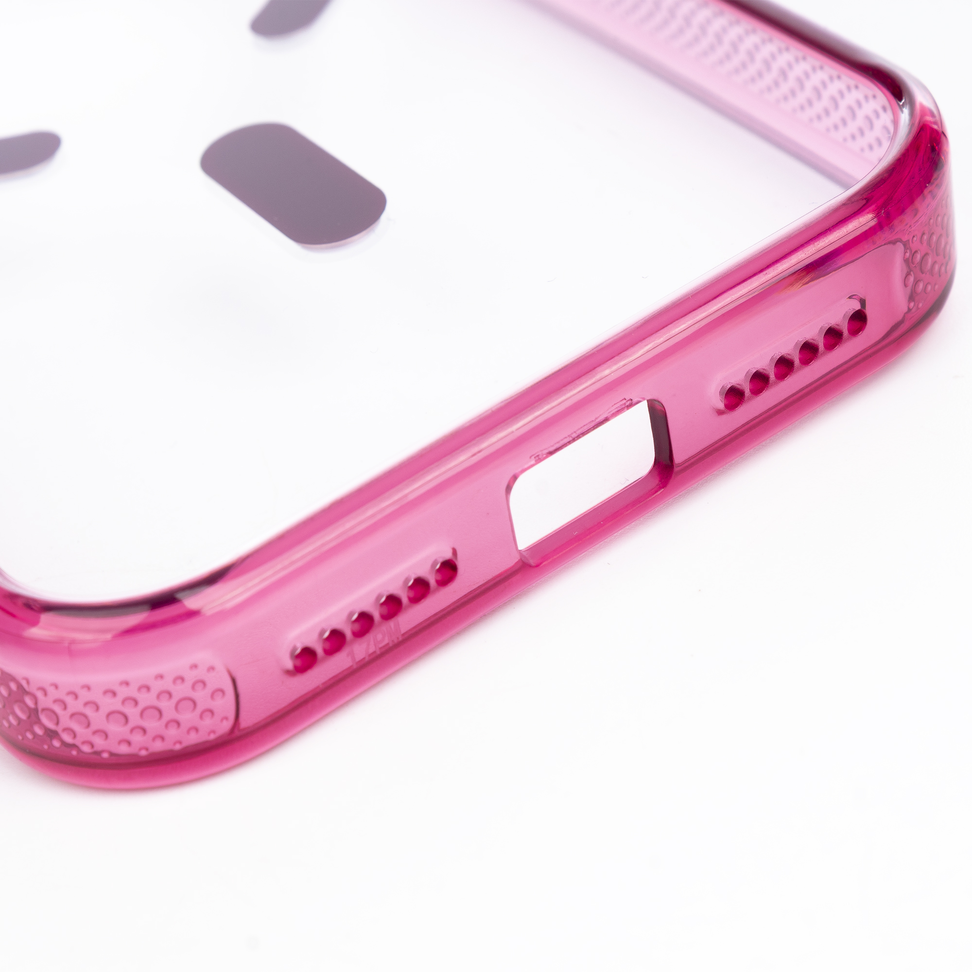 Primo piano di una cover per telefono rosa trasparente con ritagli e motivo traforato.