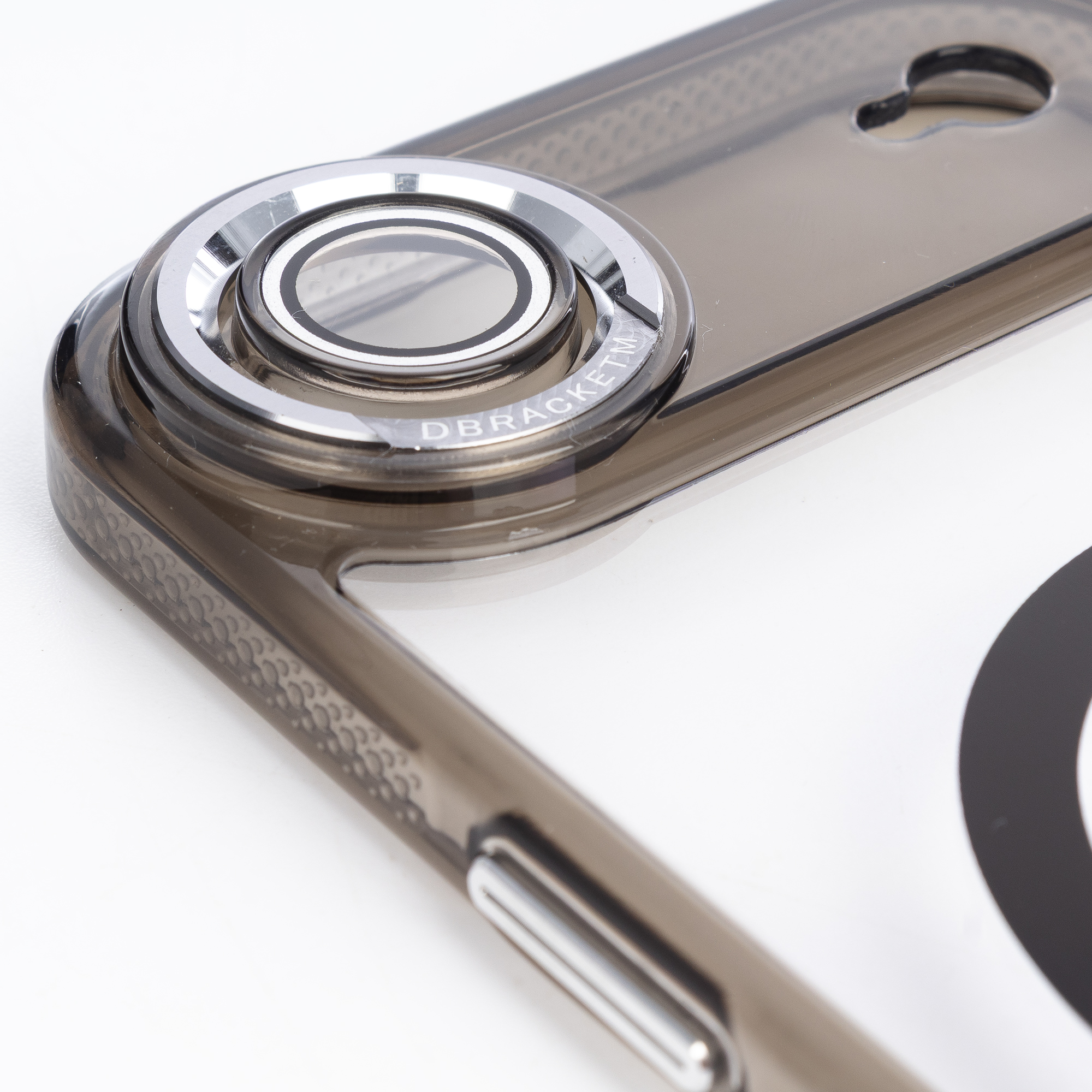 Una cover trasparente per telefono con anello in metallo e foro.