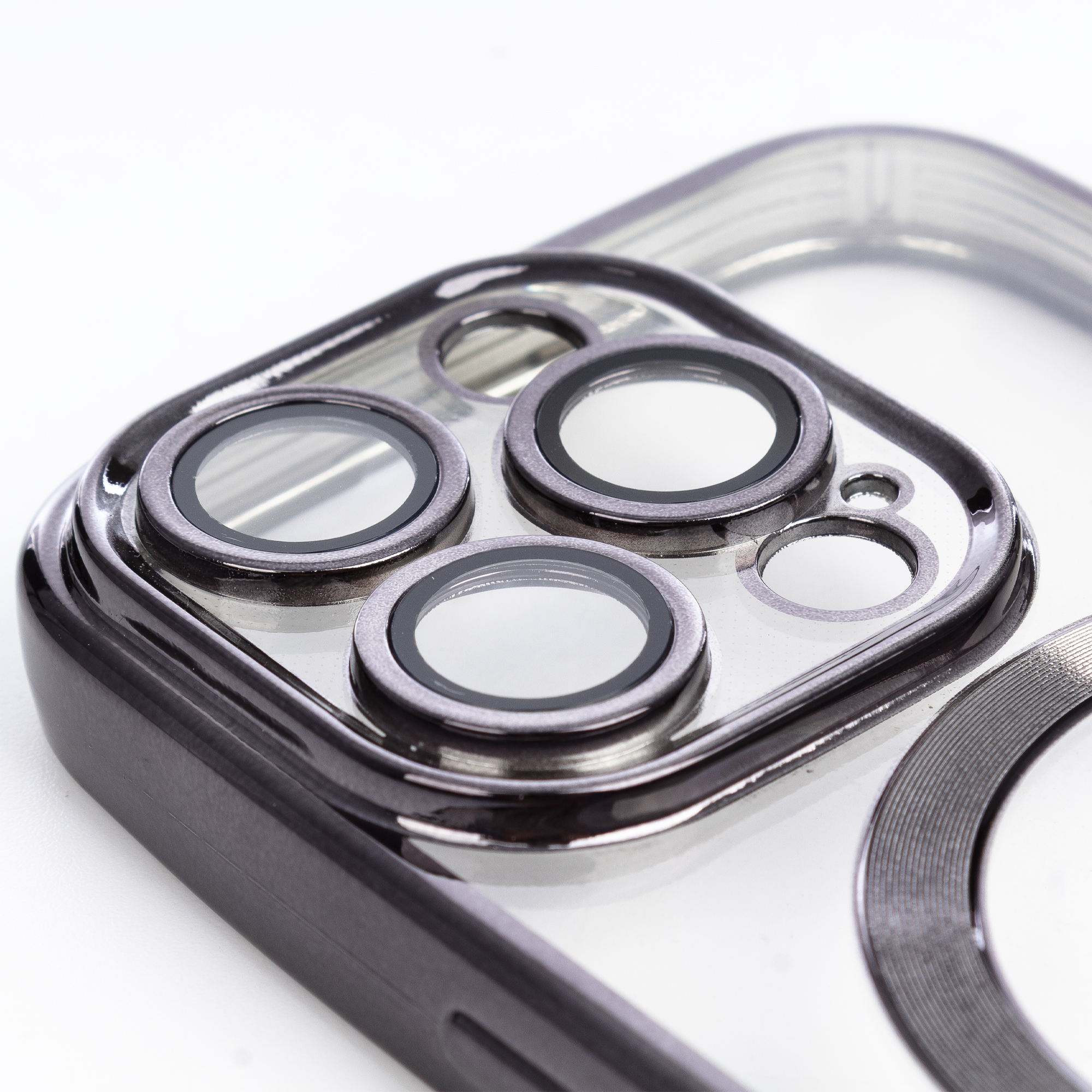 Una custodia scura per telefono con tre obiettivi della fotocamera e un ritaglio per il flash.