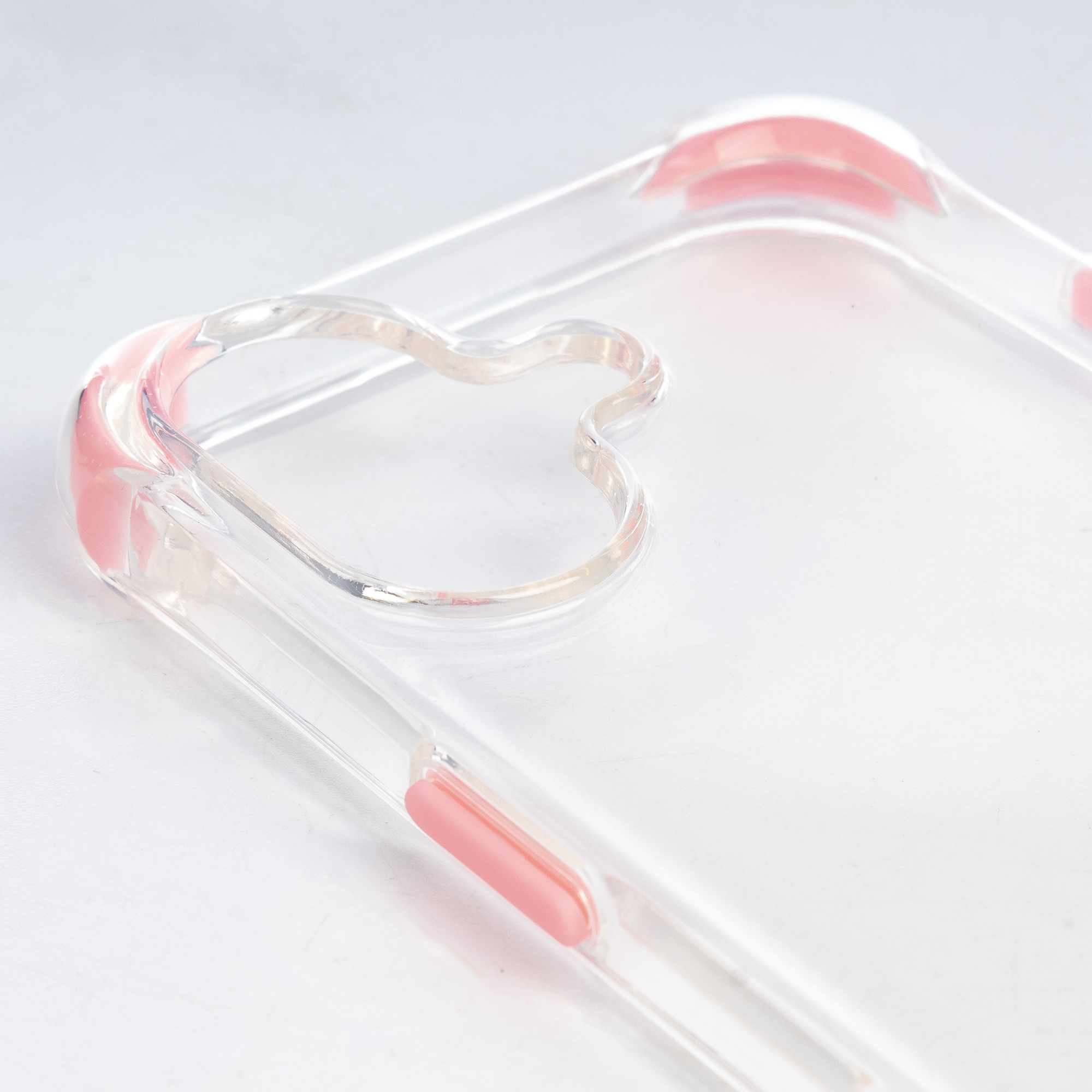 Cornice trasparente con accenti rosa a forma di orso su sfondo bianco.