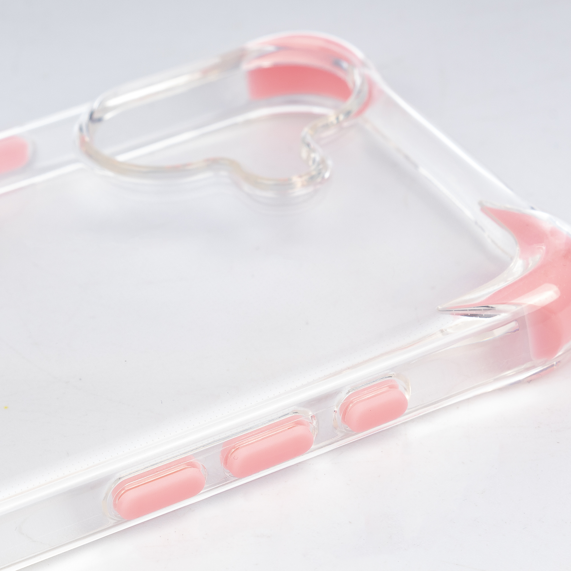 Custodia trasparente per telefono con accenti rosa su angoli e pulsanti.