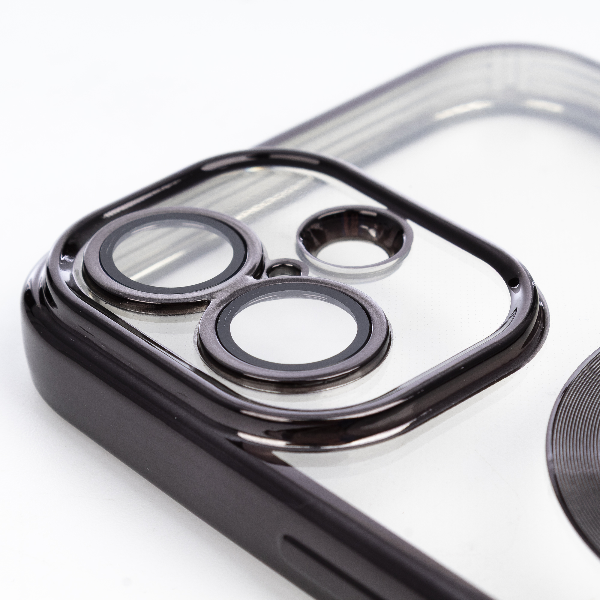 Una cover scura per telefono con tre obiettivi della fotocamera su sfondo bianco.