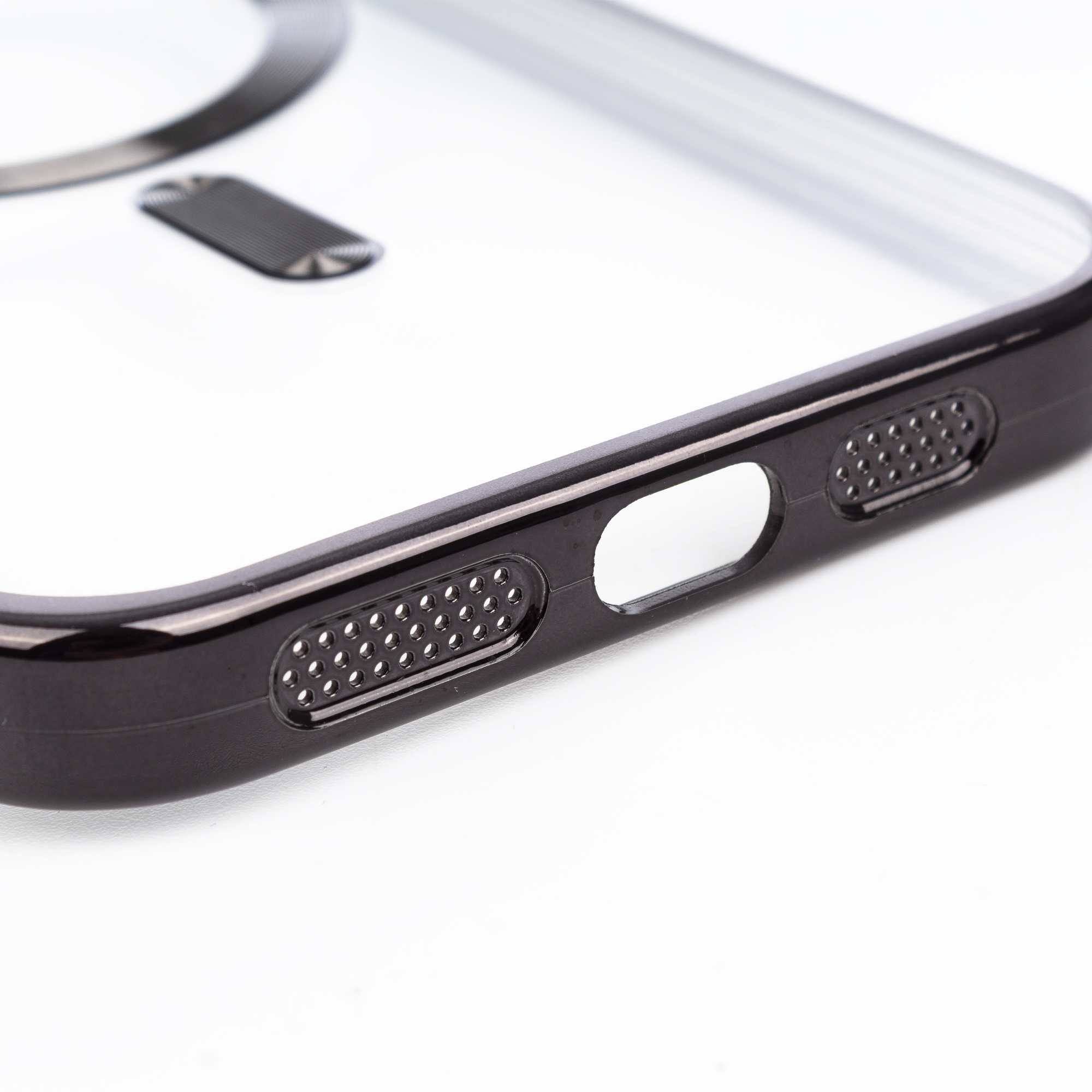 Custodia nera per telefono con motivo traforato e anello metallico su sfondo bianco.