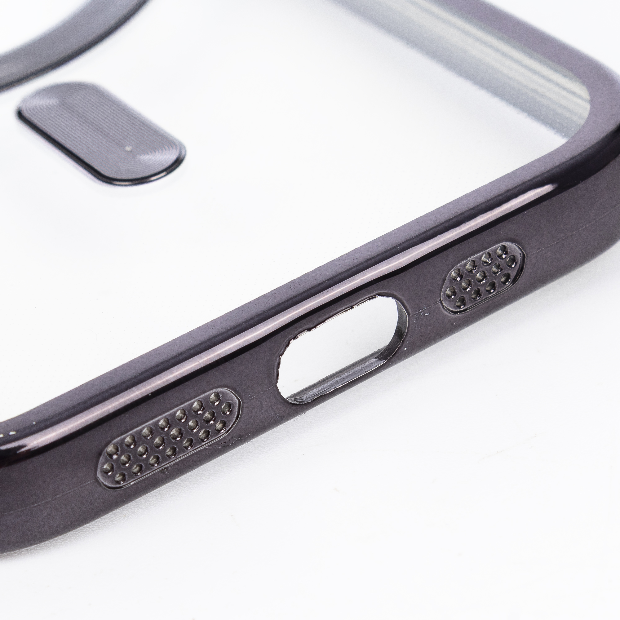 Primo piano di una cover scura per telefono con ritagli per porte e altoparlante.