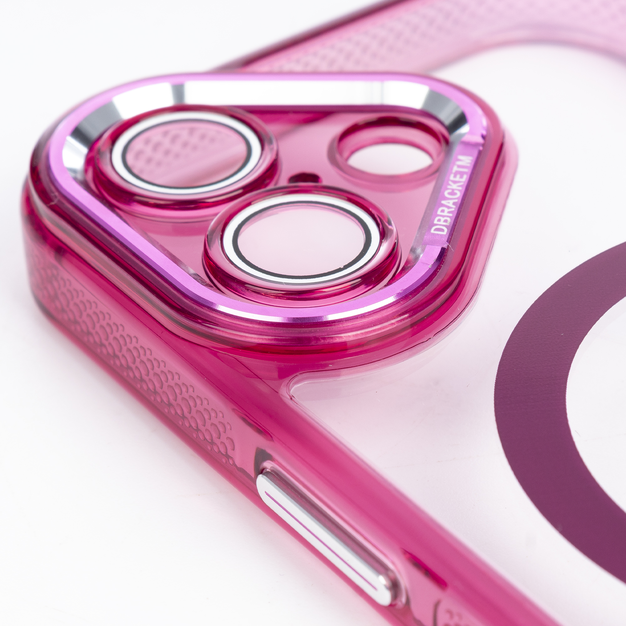 Primo piano di una cover trasparente rosa per telefono con modulo fotocamera.