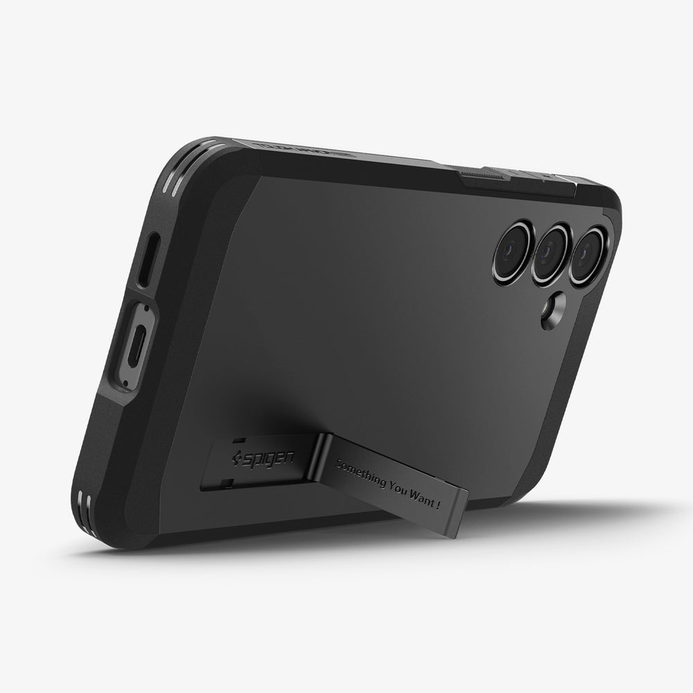 Smartphone nero con tripla fotocamera e cavalletto.