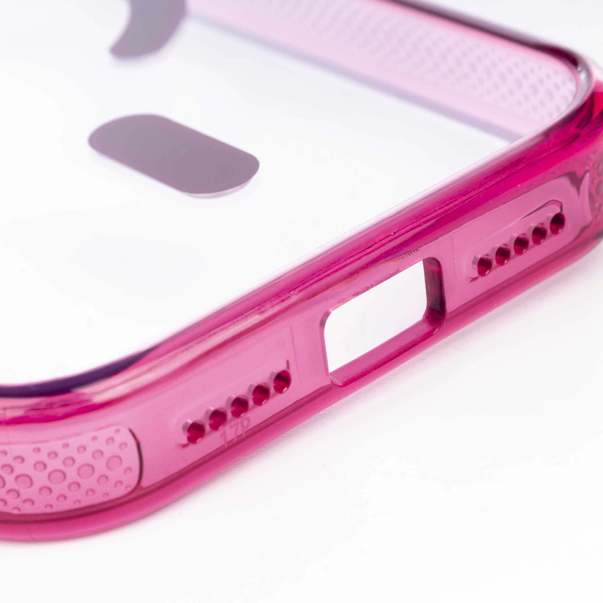 Primo piano di una custodia per telefono rosa trasparente con ritagli per pulsanti e altoparlanti.