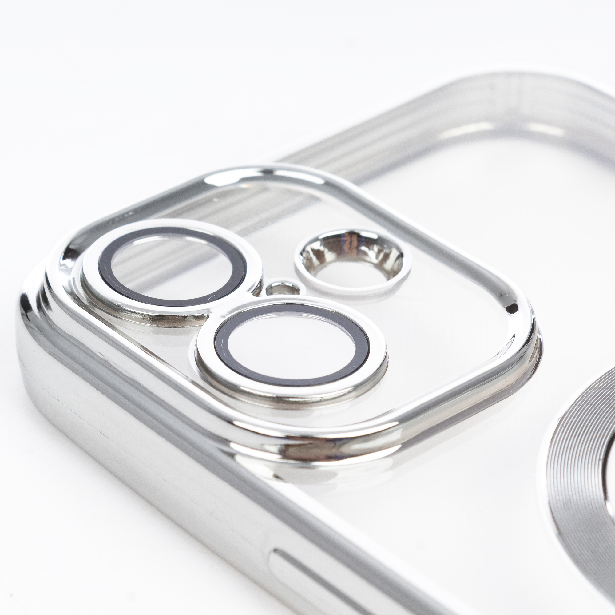 Dettaglio cover argento con tre aperture per obiettivo su sfondo bianco.