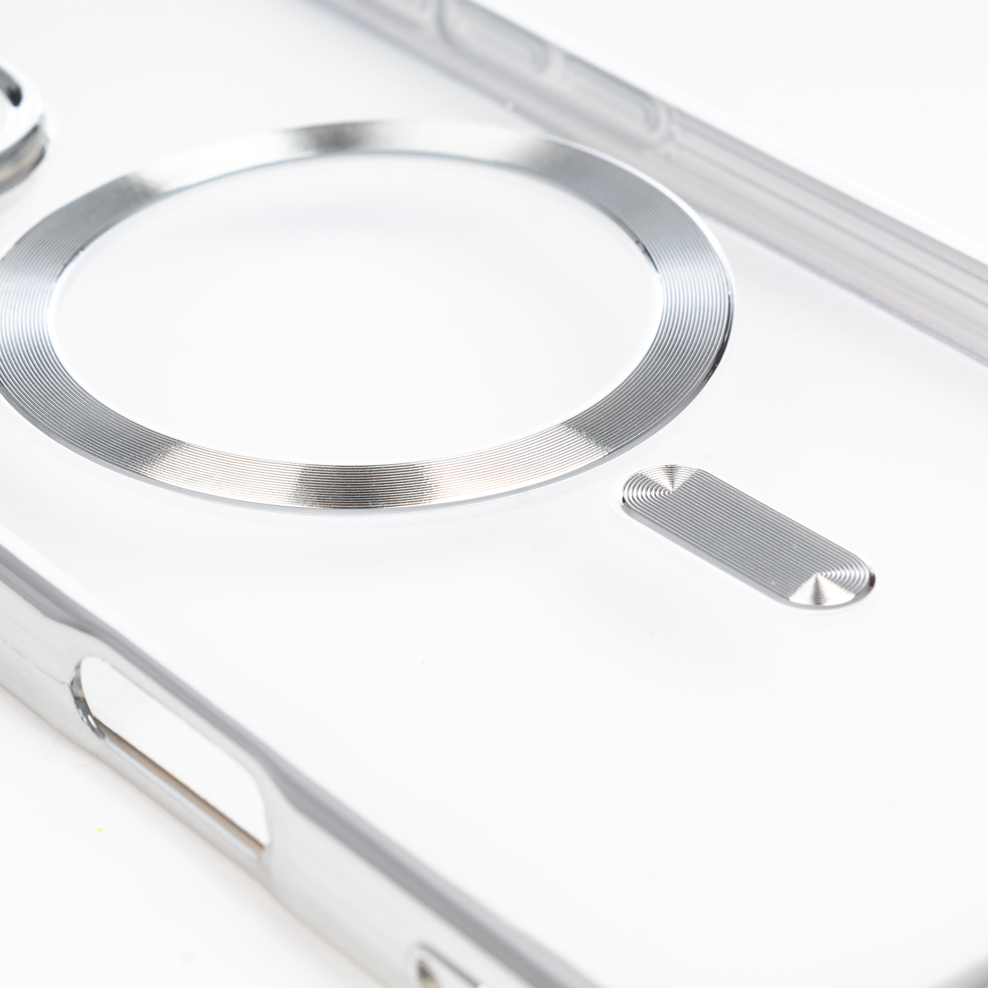 Primo piano di una cover trasparente per telefono con accenti argentati su sfondo bianco.