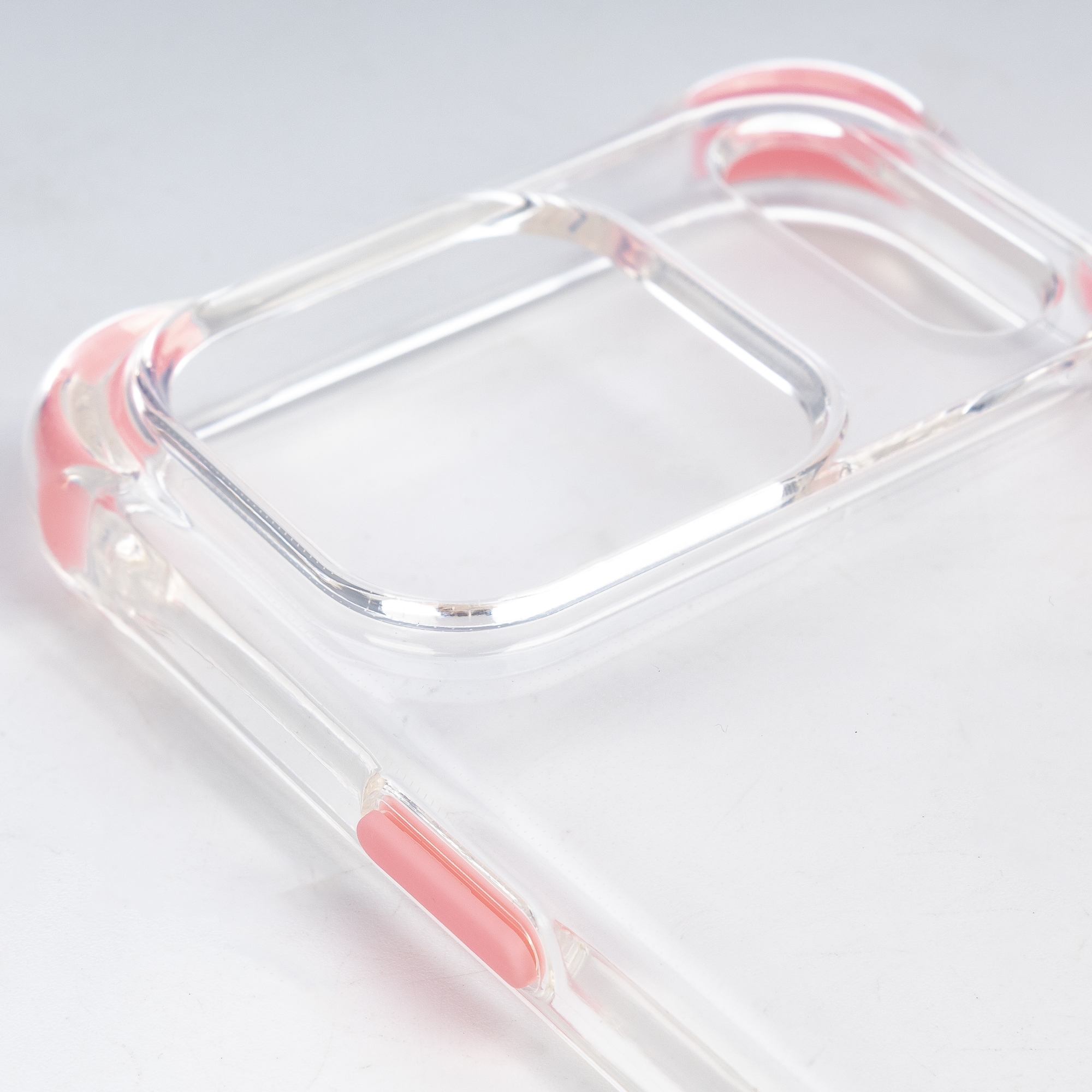 Custodia trasparente per telefono con accenti rosa su sfondo bianco.