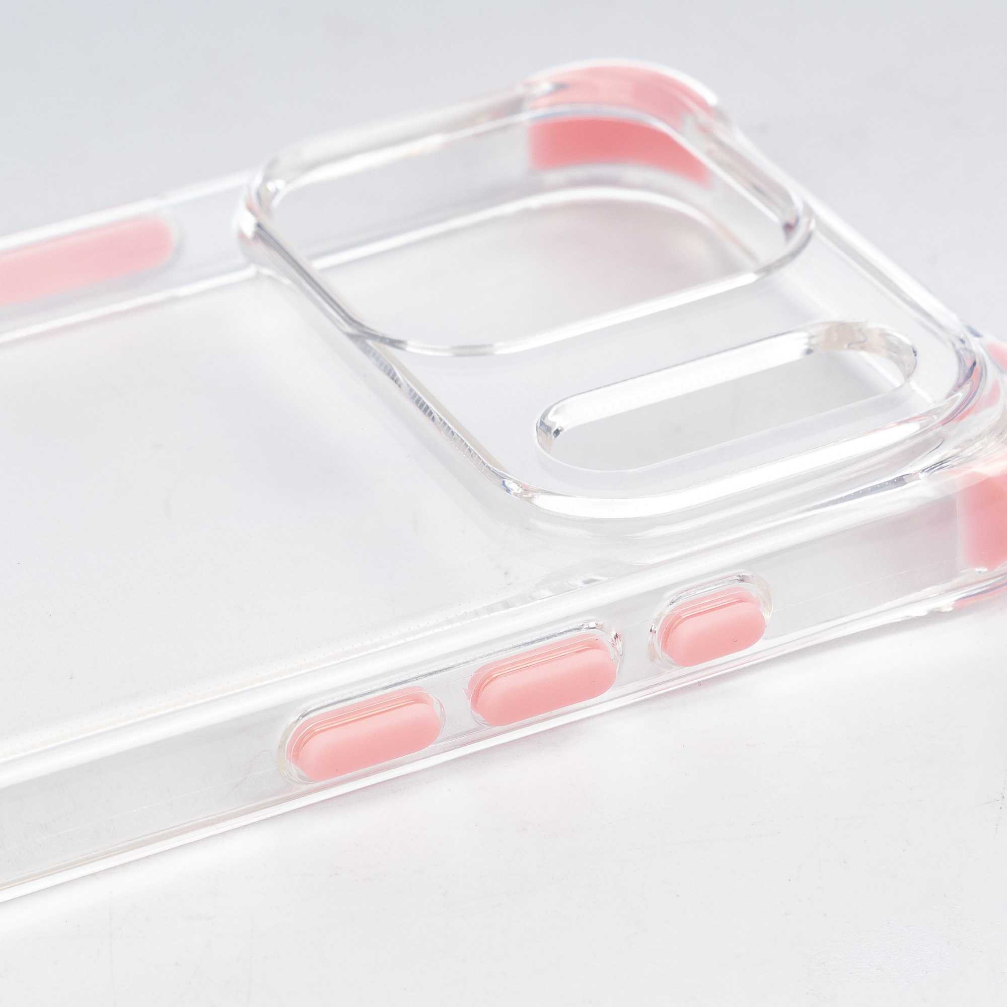 Custodia trasparente per telefono con pulsanti rosa e ritaglio fotocamera.