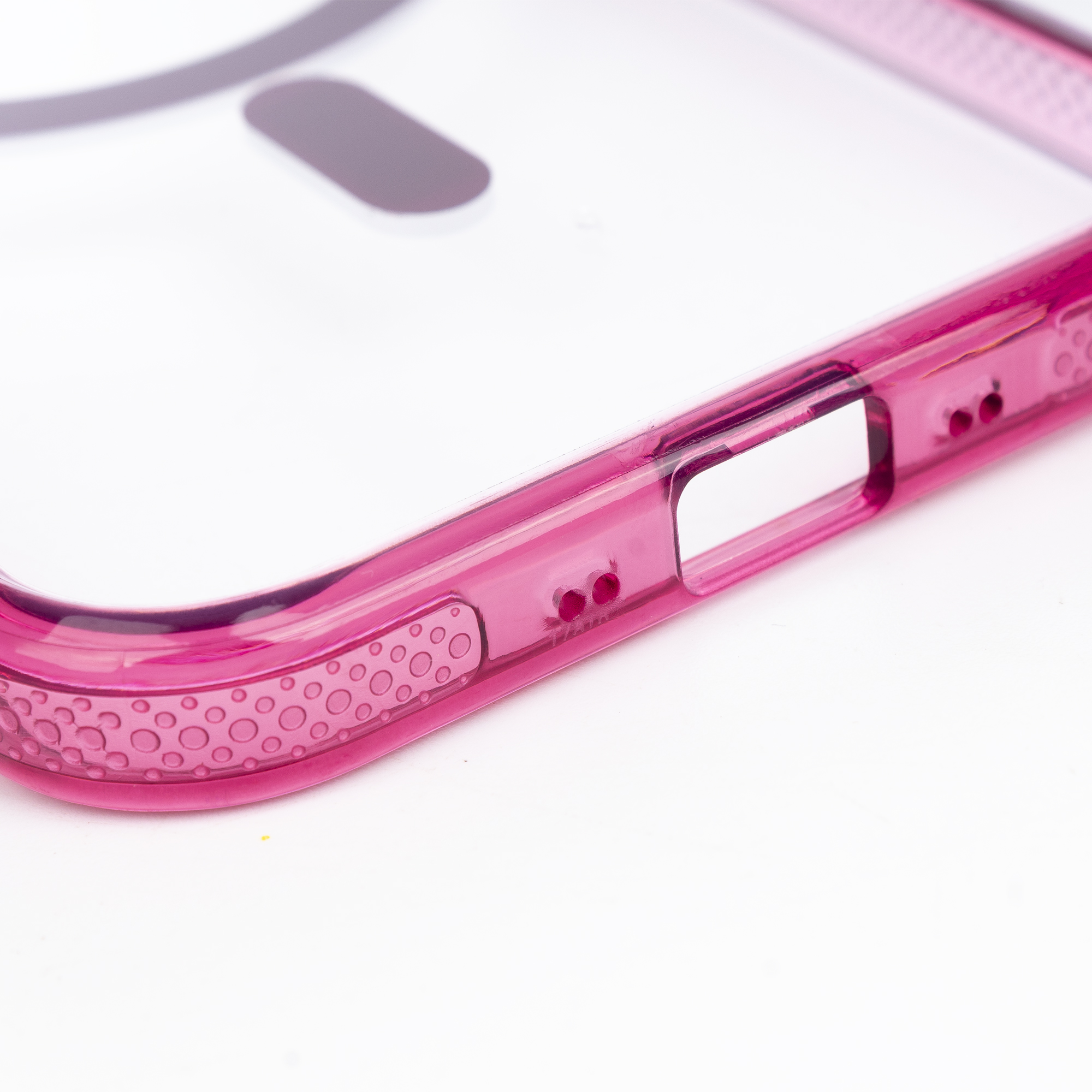 Primo piano di una cover trasparente per telefono con bordo rosa e texture a cerchi.