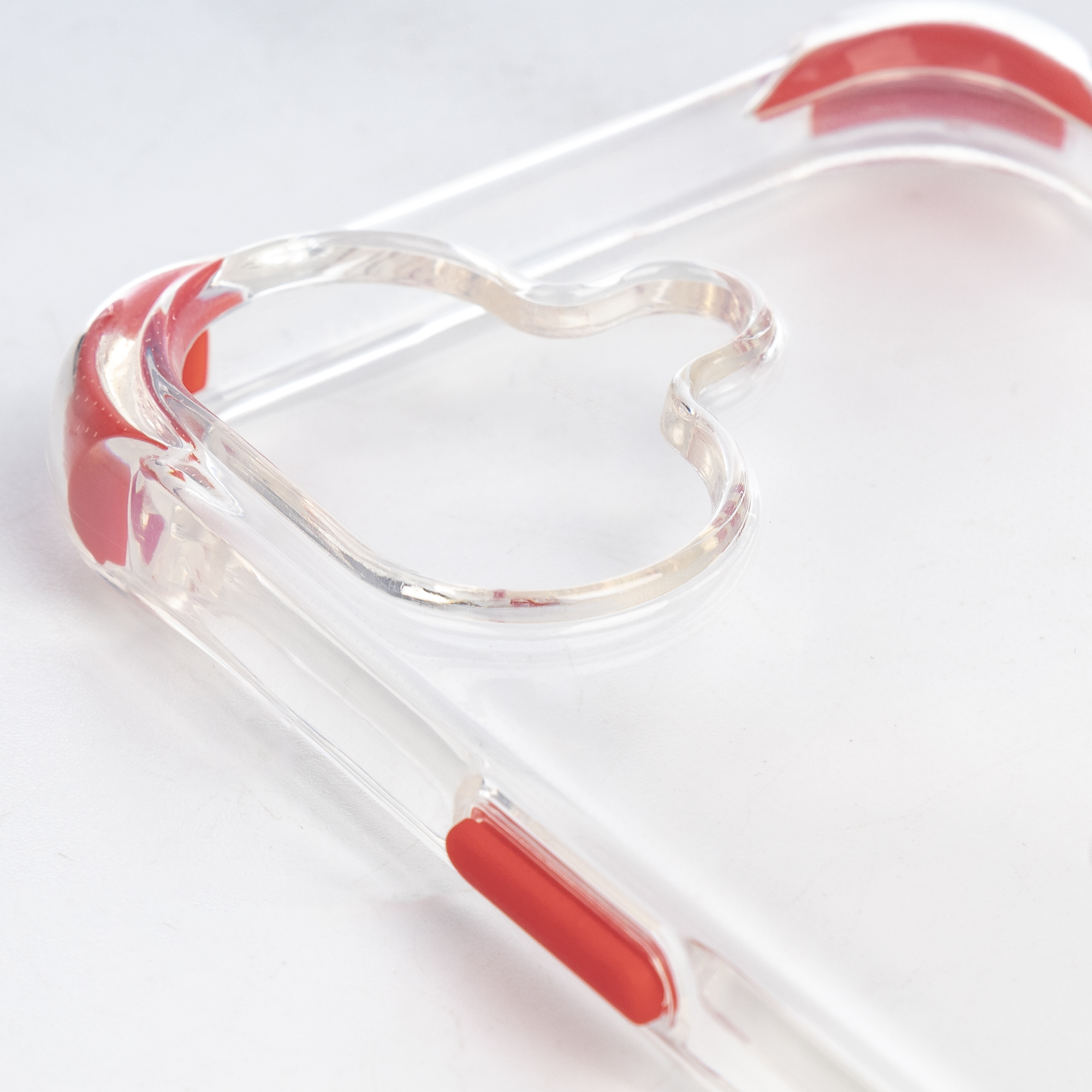 Oggetto trasparente con accenti rossi, a forma di cuore.