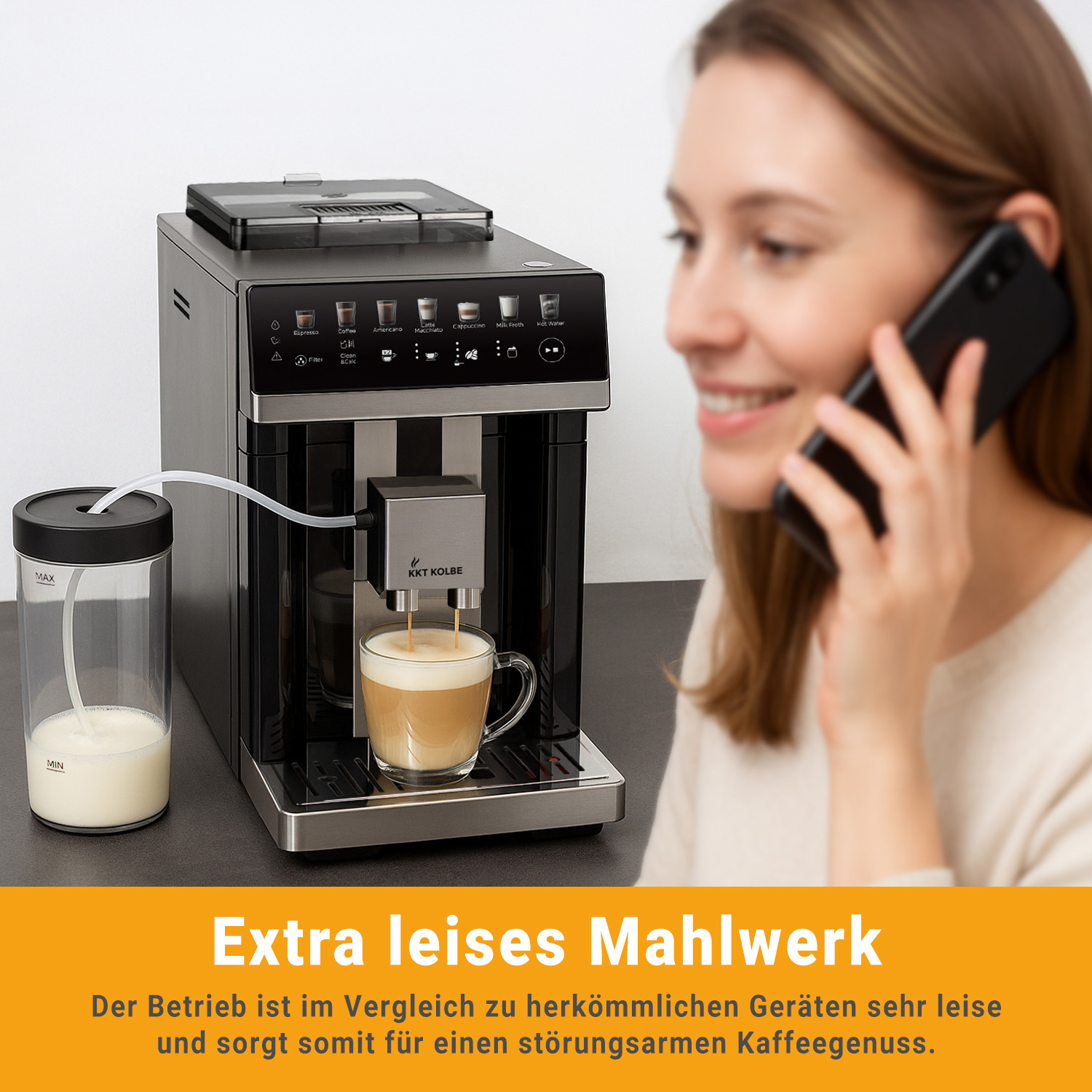 Eine Frau telefoniert, während eine Kaffeemaschine einen Kaffee zubereitet.