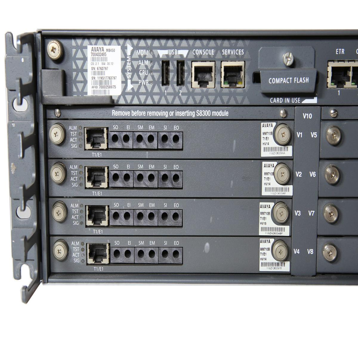 Un sistema di comunicazione Avaya grigio con più moduli e porte.