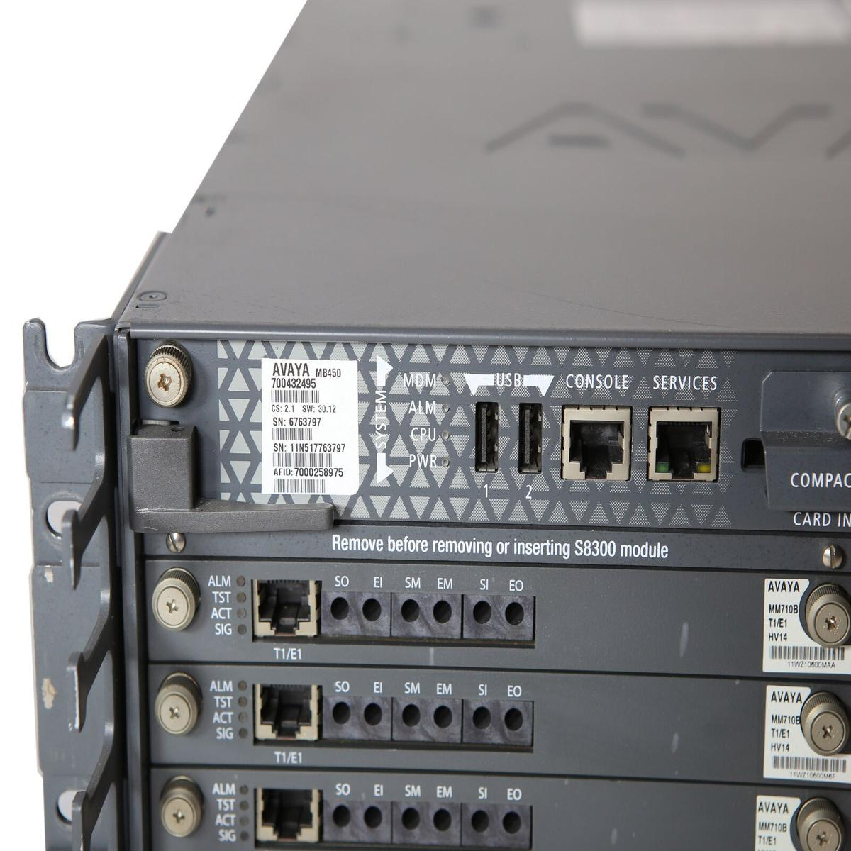 Un modulo server Avaya MB450 con più porte ed etichette.