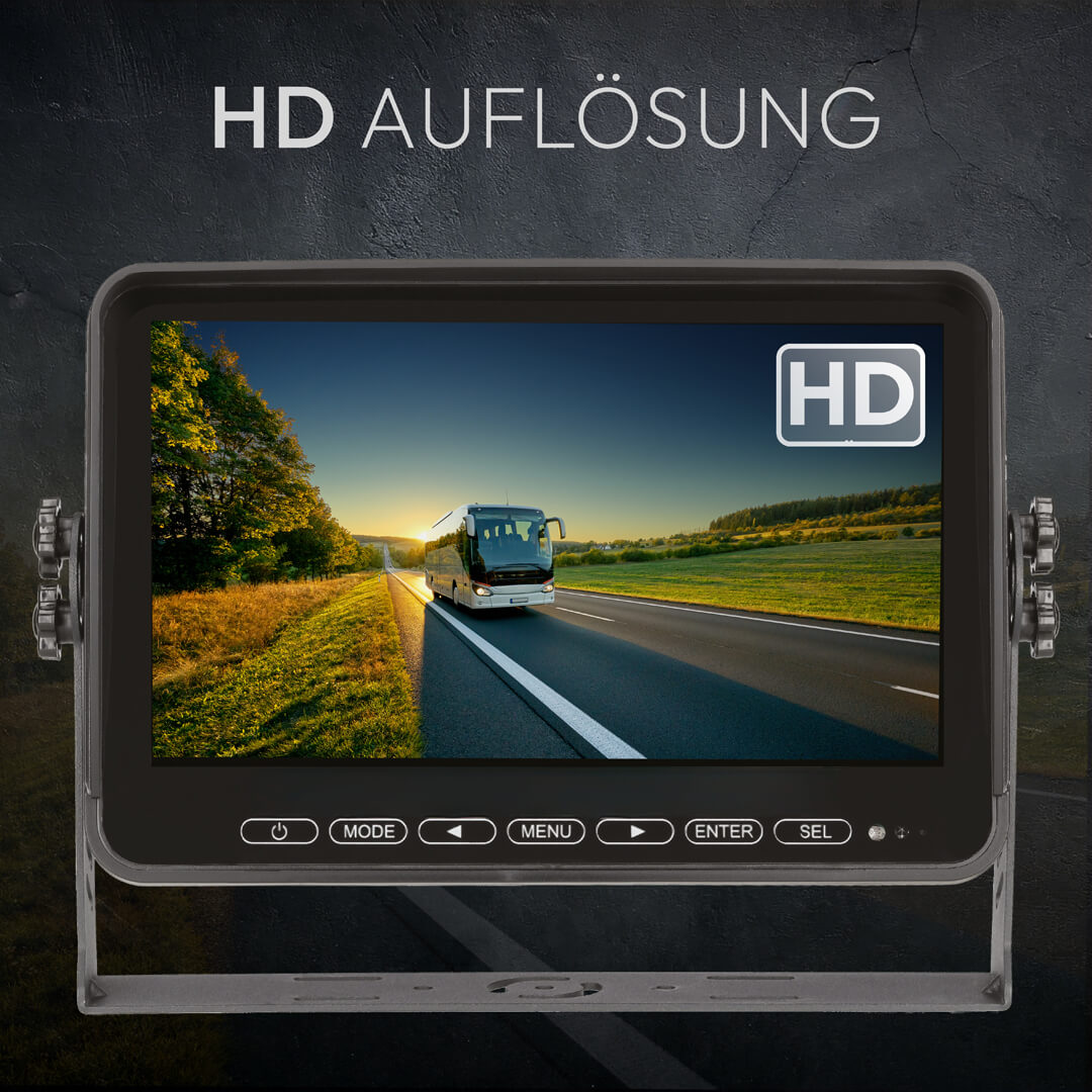 Ein Monitor zeigt eine HD-Aufnahme eines Busses auf einer Straße bei Sonnenuntergang.