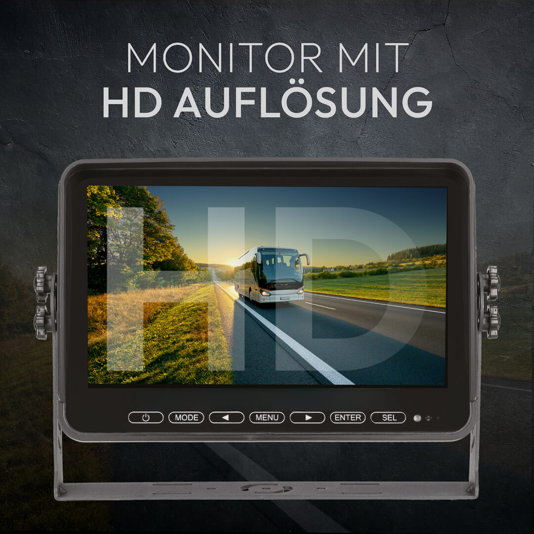 Ein Monitor zeigt eine Straße mit einem Reisebus bei Sonnenuntergang.