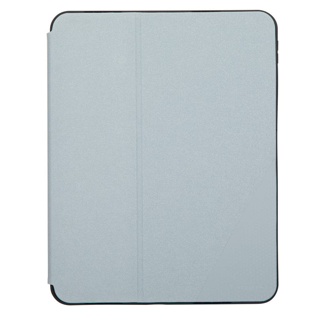 Een lichtblauwe tablethoes met een gevouwen voorflap en subtiel textuurpatroon.
