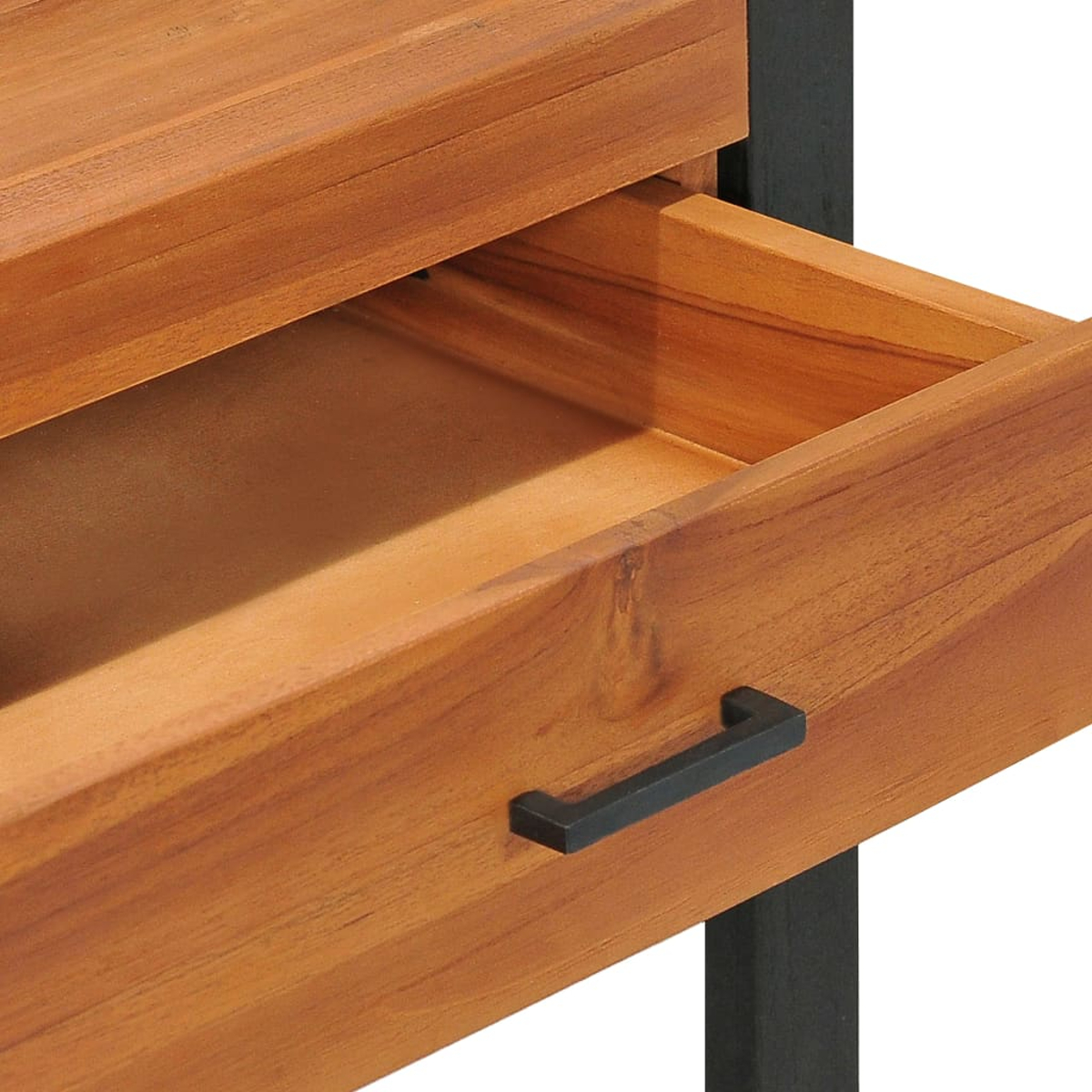 Ein offener Holzschublade mit schwarzem Griff, auf einem schwarzen Metallrahmen.