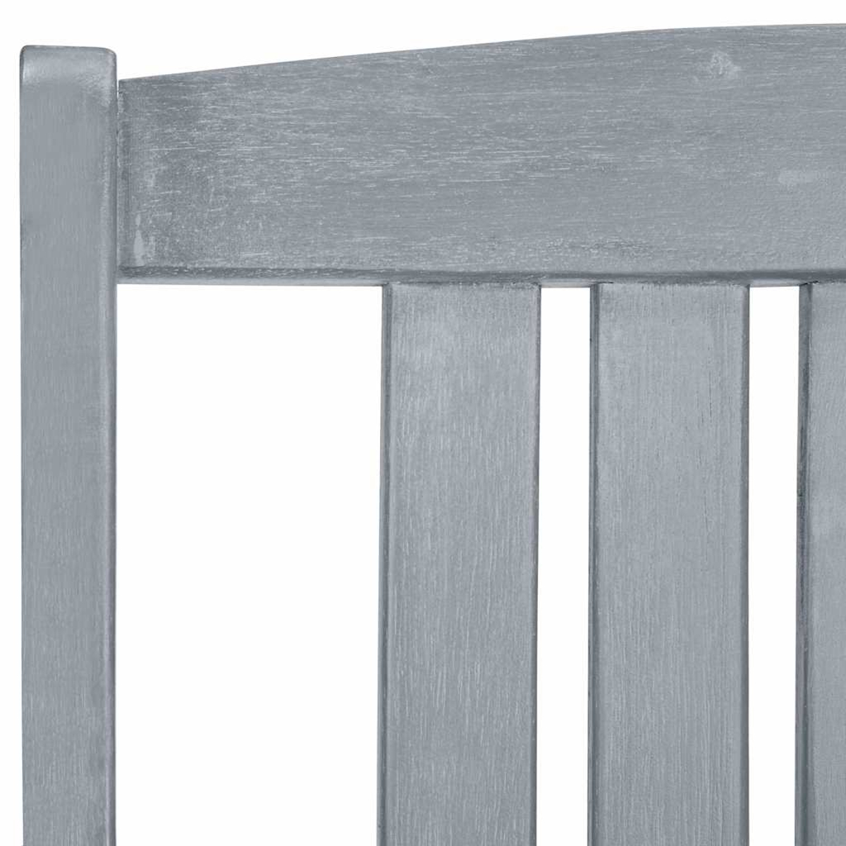Grauer Holzstuhl-Detail mit vertikalen Latten und einer gebogenen Rückenlehne.