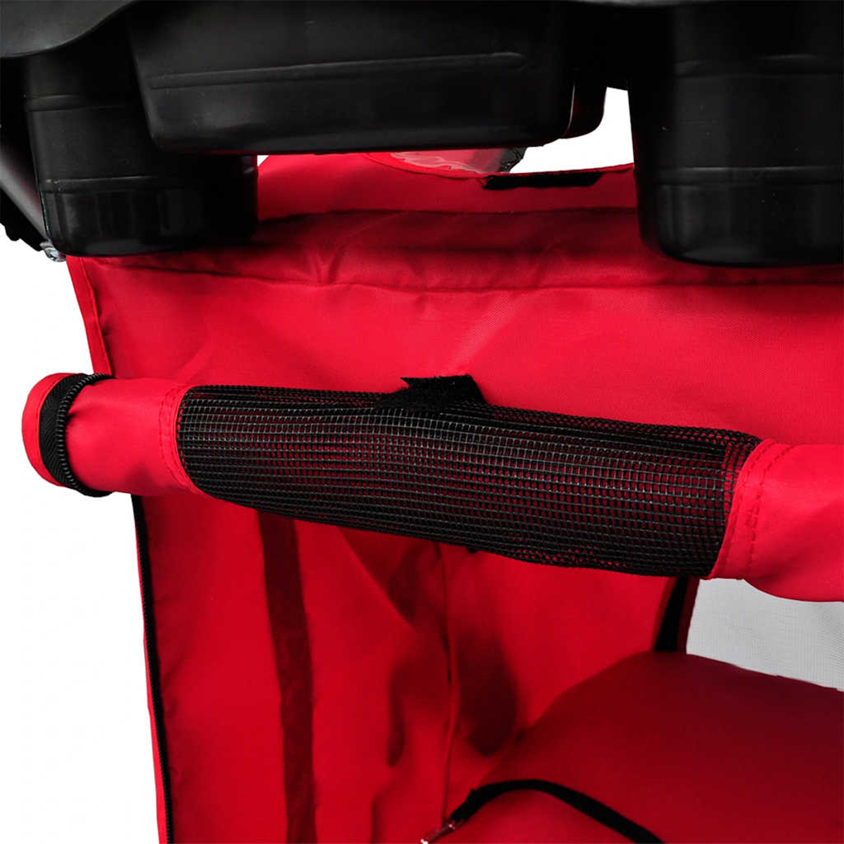 Roter Stoff mit schwarzem Netzgriff und schwarzen Becherhaltern oben.