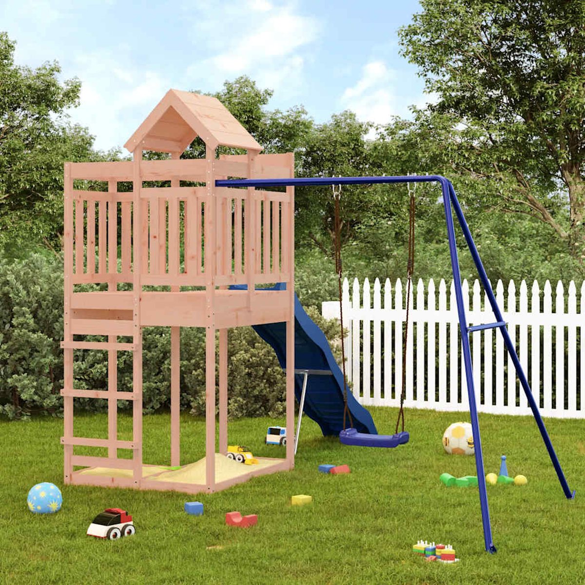 Ein Holzspielhaus mit Rutsche und Schaukel im grünen Garten.