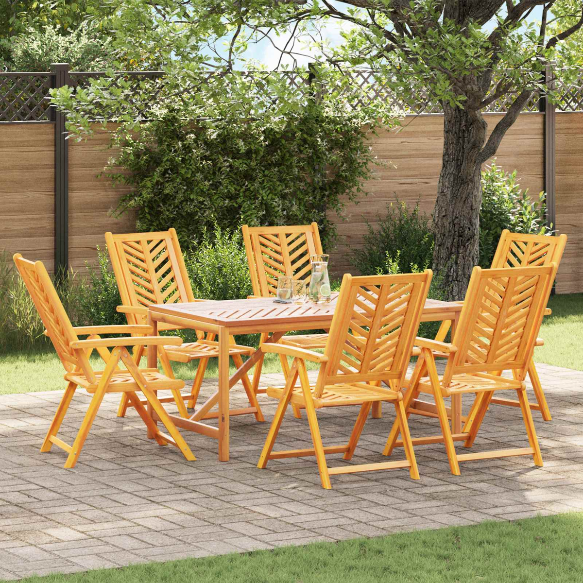 Holzgartenmöbel-Set mit Tisch und sechs Stühlen auf einer gepflasterten Terrasse.