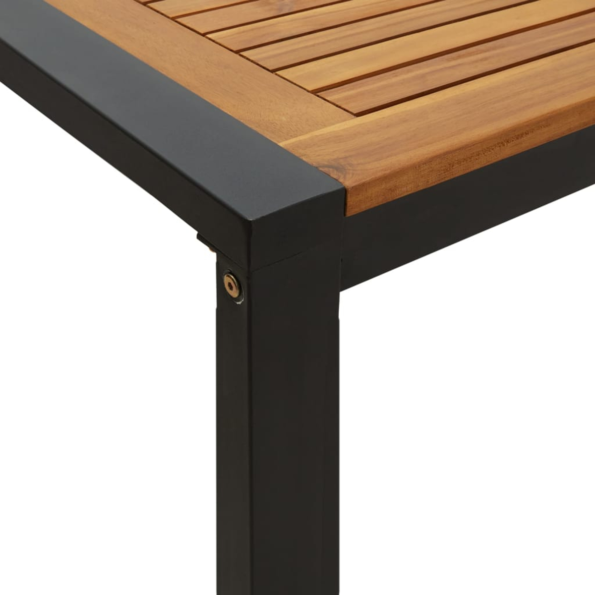 Nahaufnahme einer Holzplatte mit schwarzem Metallrahmen und Beinen.