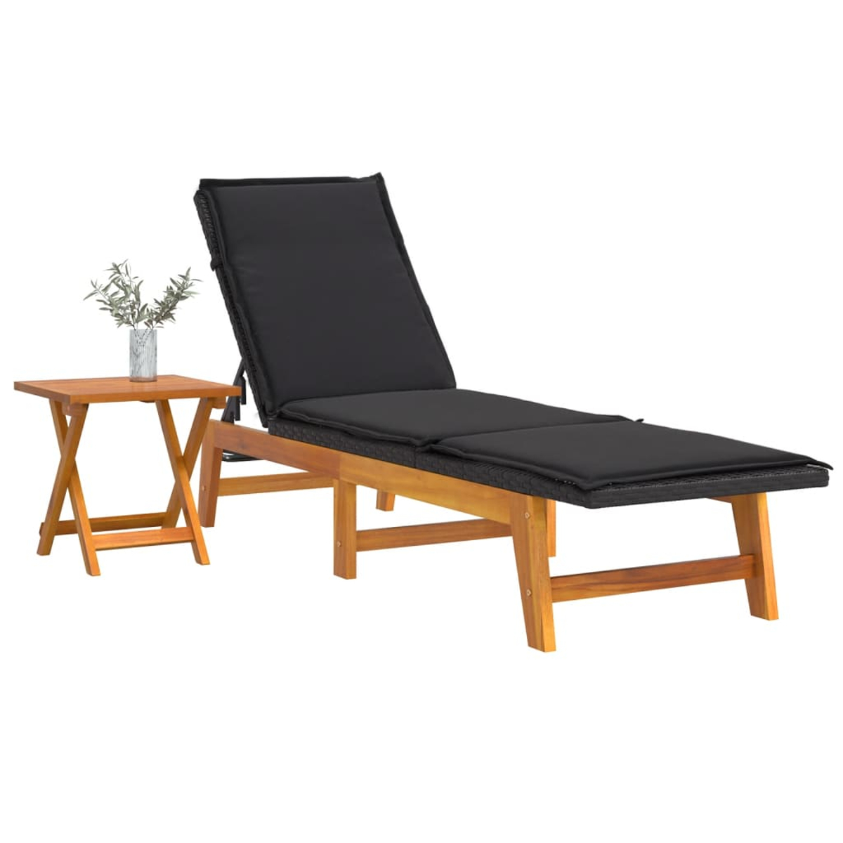 Holz-Liegestuhl mit schwarzem Kissen und kleinem Beistelltisch mit Vase und Zweigen.