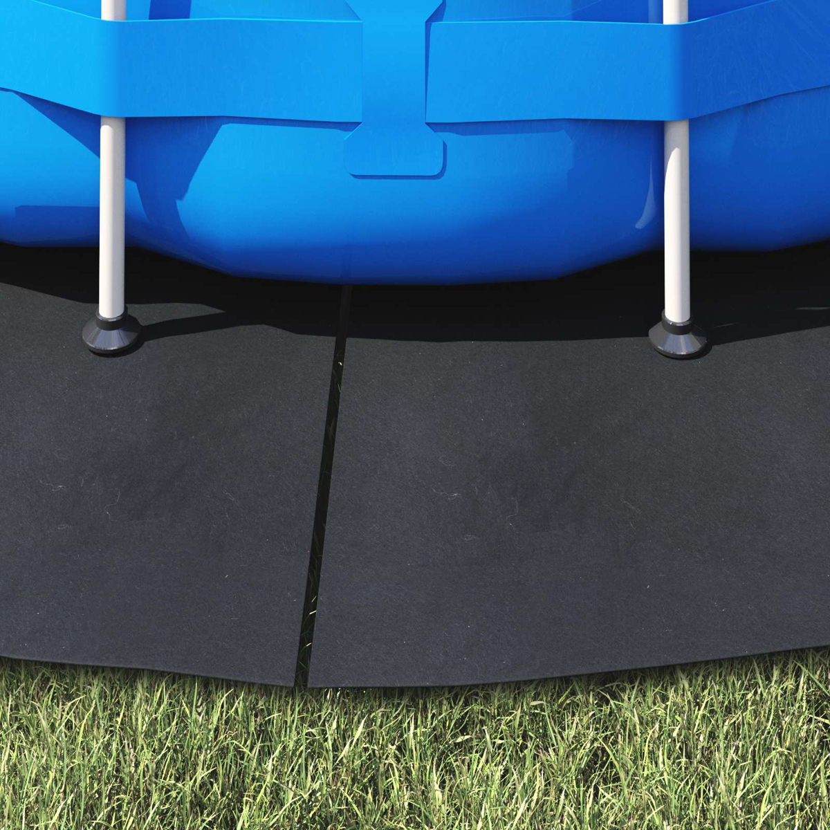 Eine blaue Poolwand mit weißen Stützen steht auf schwarzem Bodenschutz über Gras.