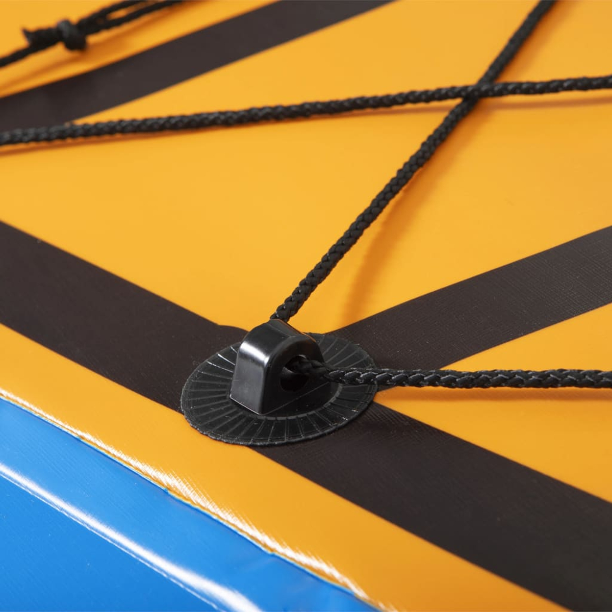 Pomarańczowa powierzchnia z czarnymi paskami i linami. Niebieska krawędź.