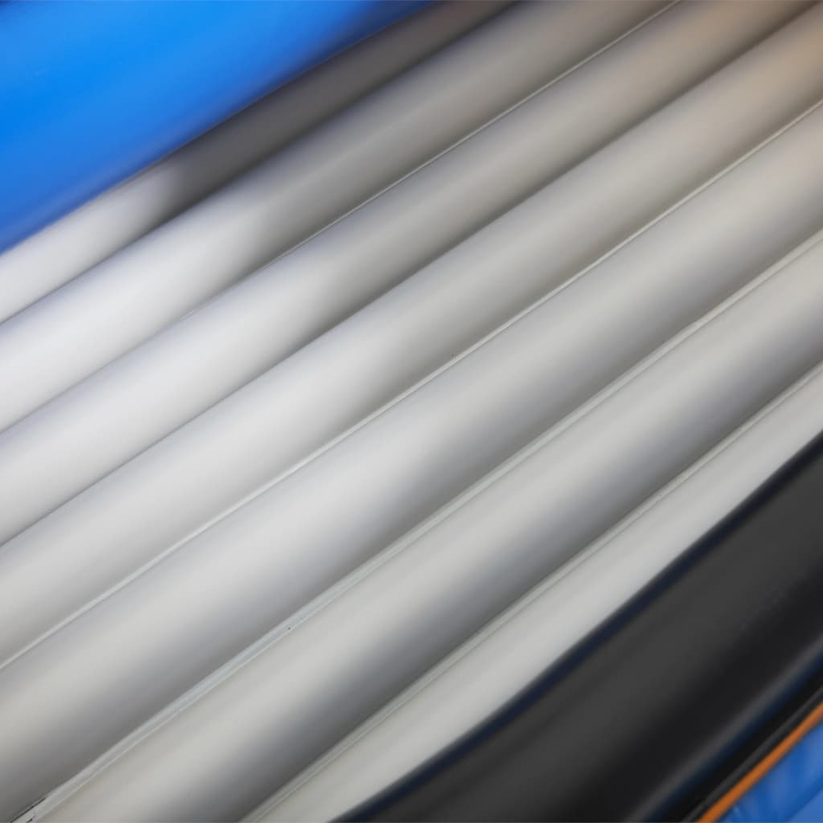 Abstrakcyjny wzór jasnoszarych i niebieskich tub z czarnymi akcentami.